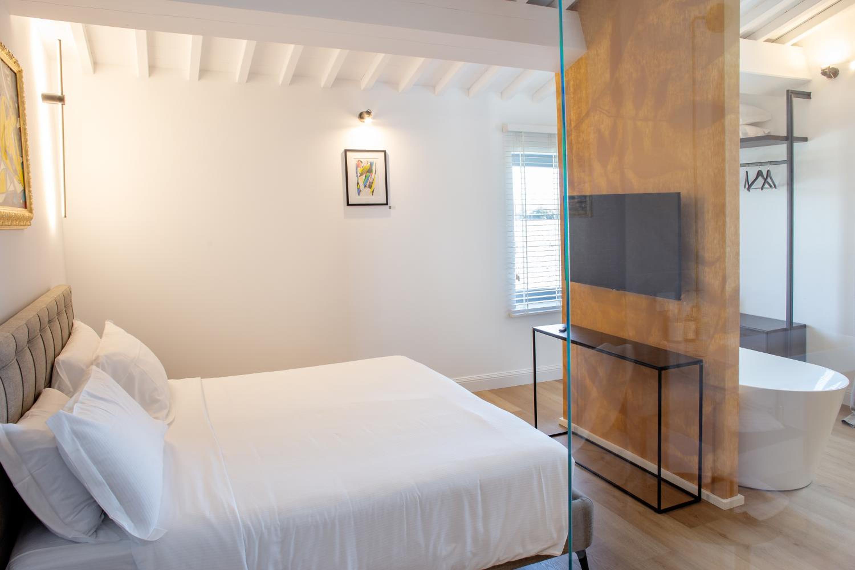 King Suite with Pool View photo 1