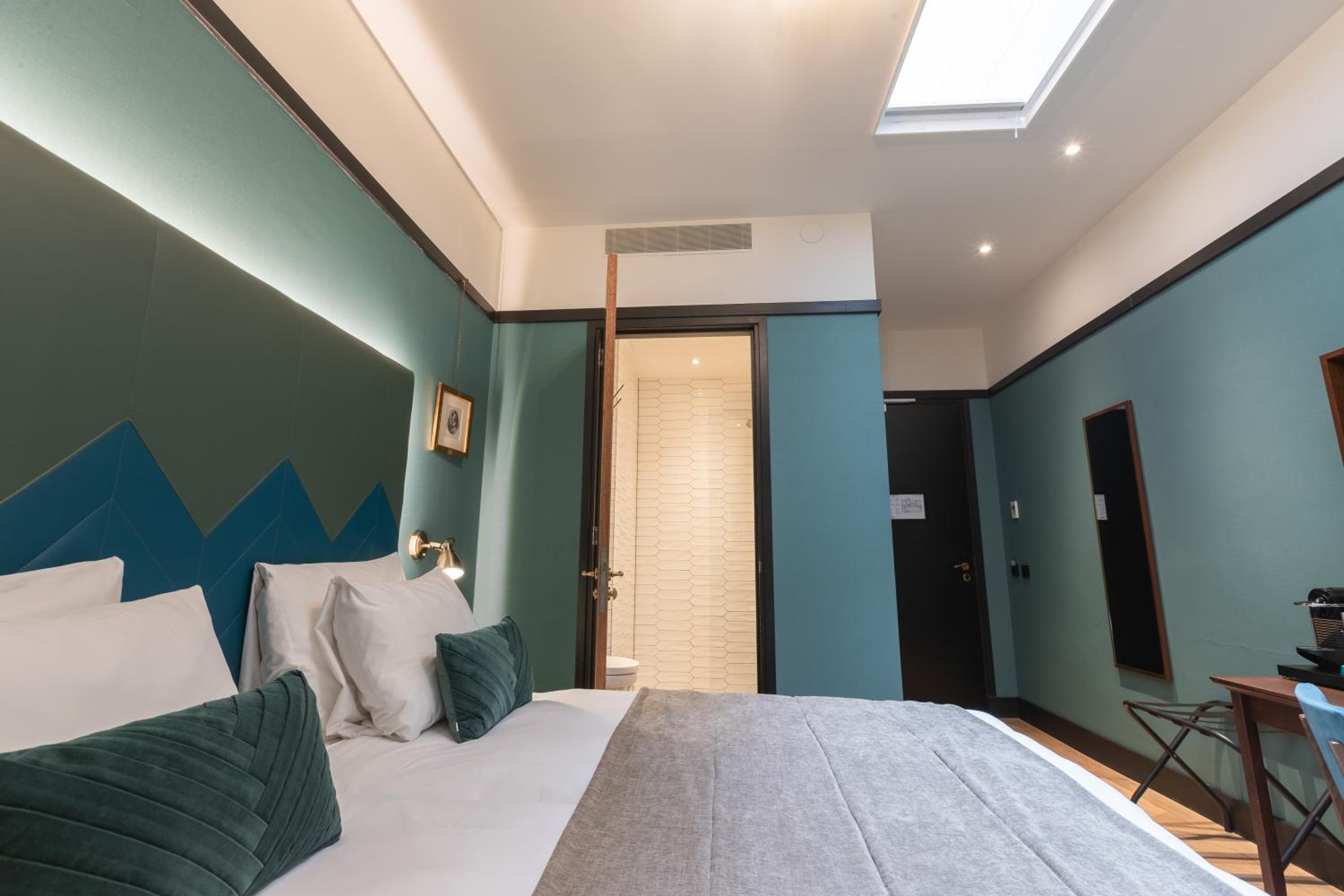 Basic Twin Room - Skylight (No Windows)
