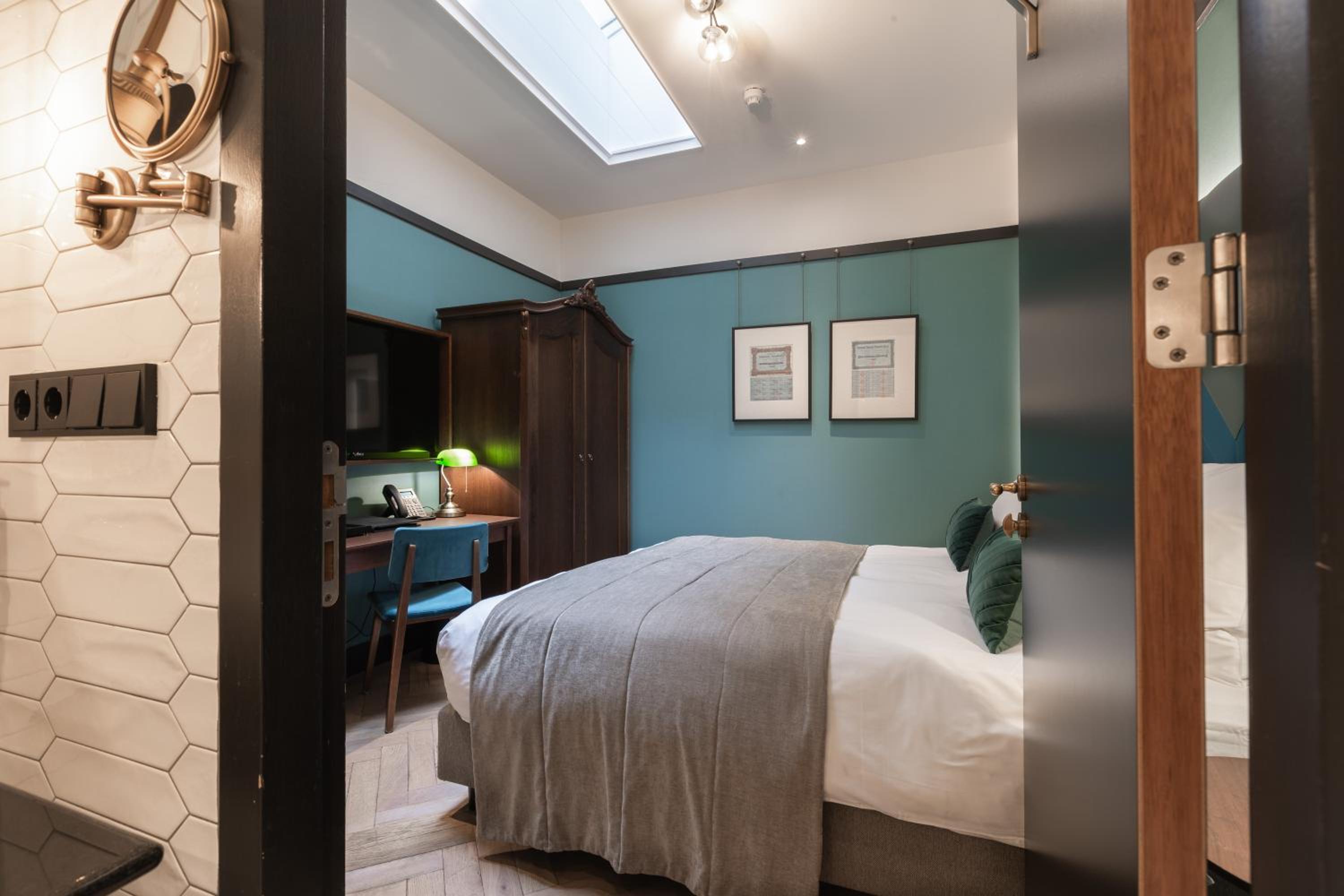 Basic Twin Room - Skylight (No Windows)