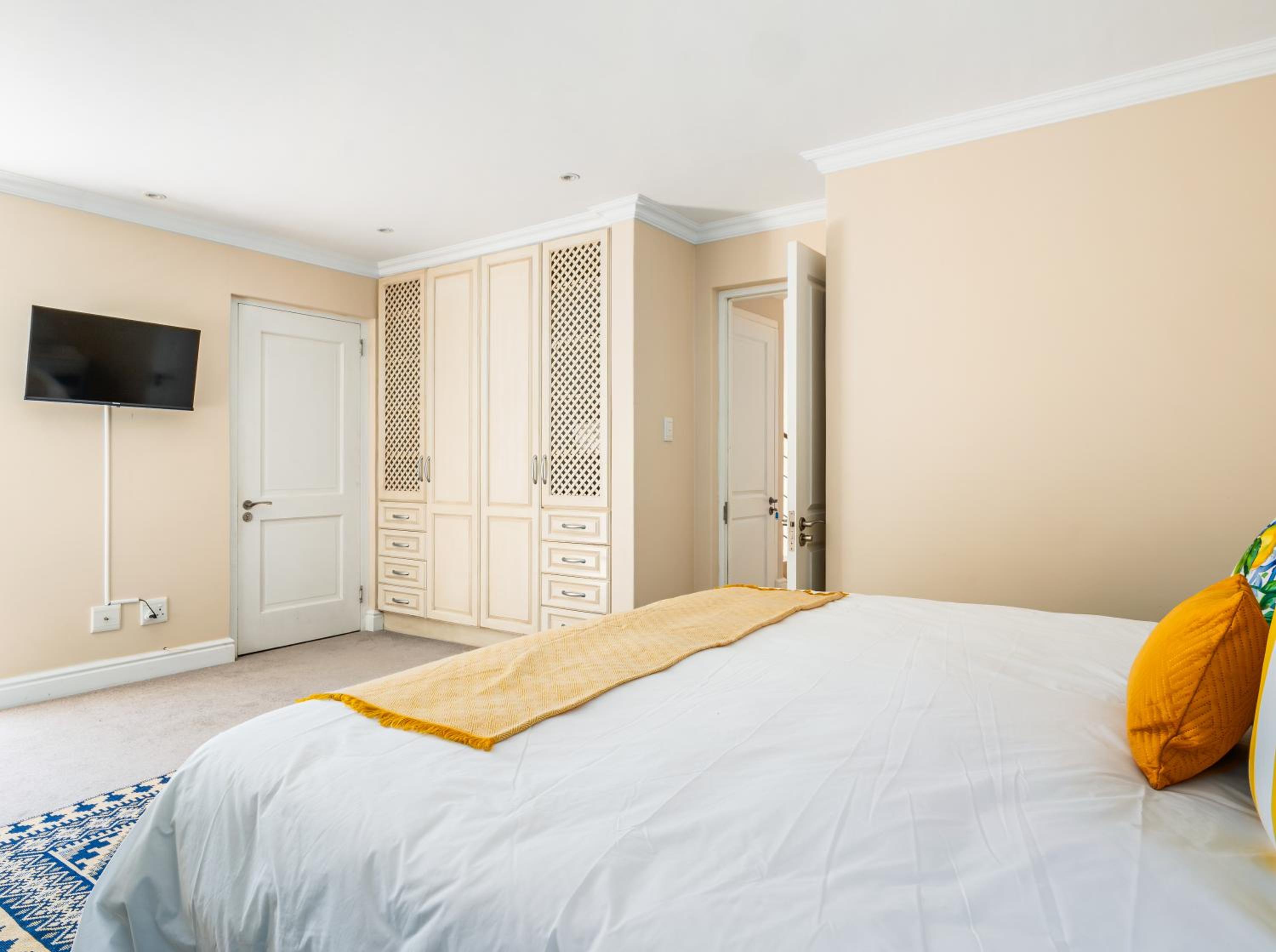 Six-Bedroom House photo 1