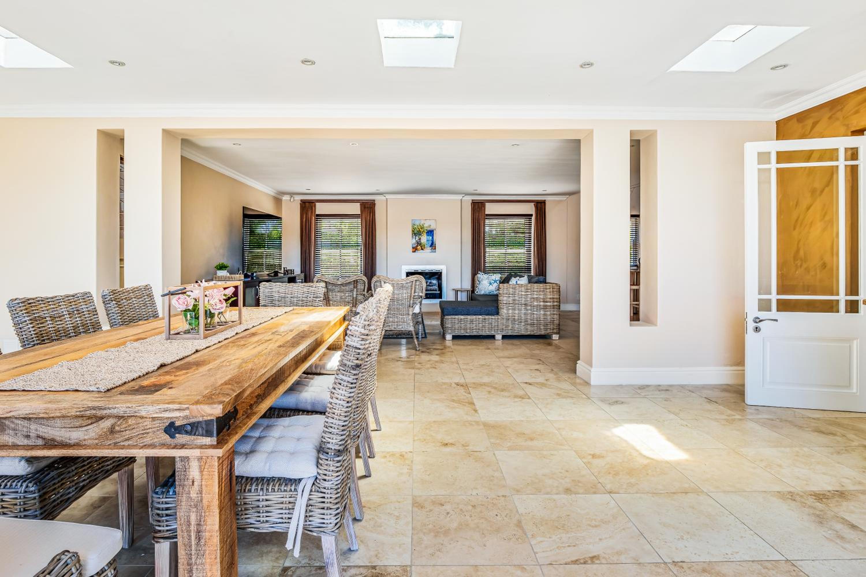 Six-Bedroom House photo 2
