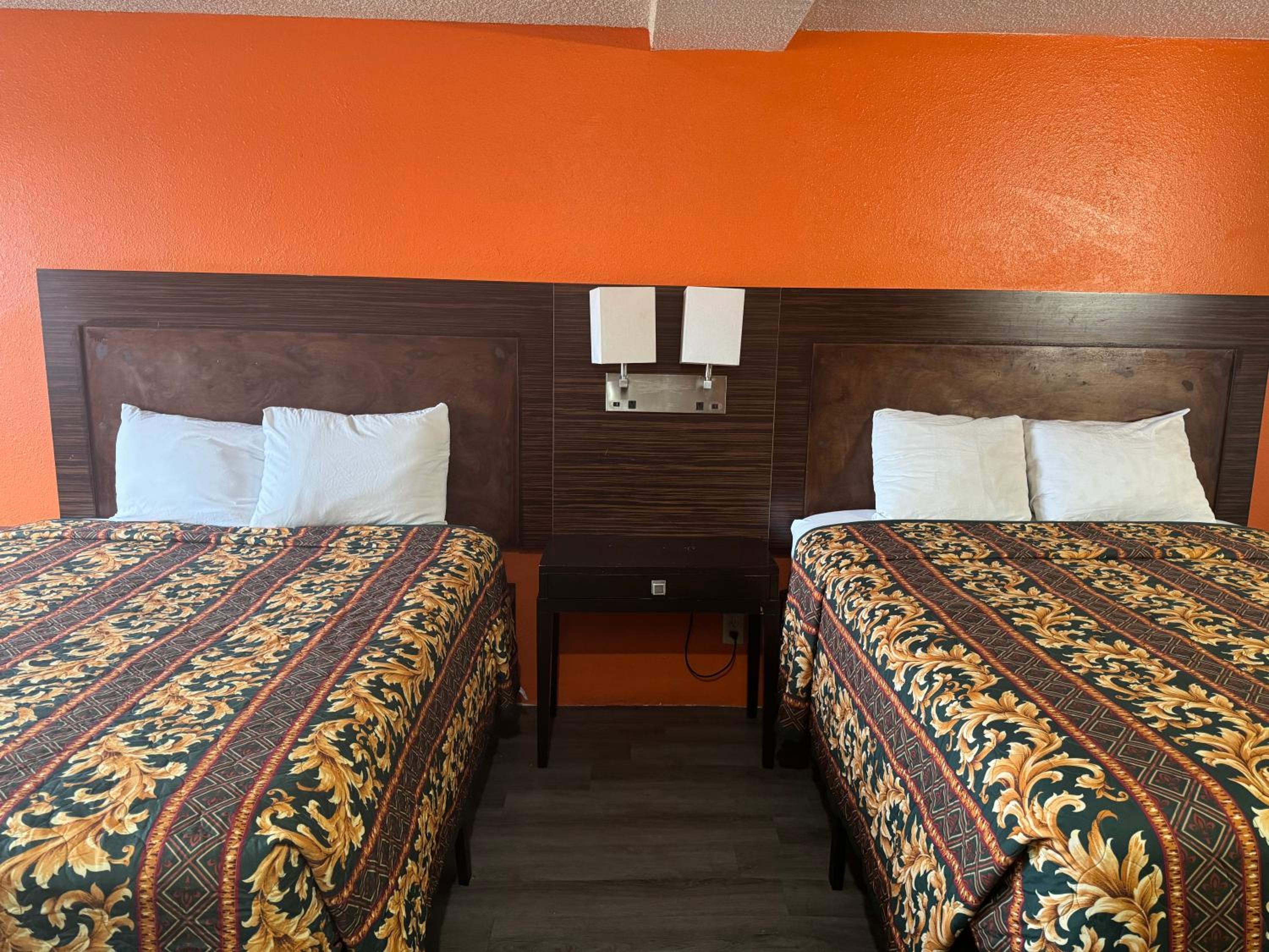 Queen Room with Two Queen Beds - Photo 4