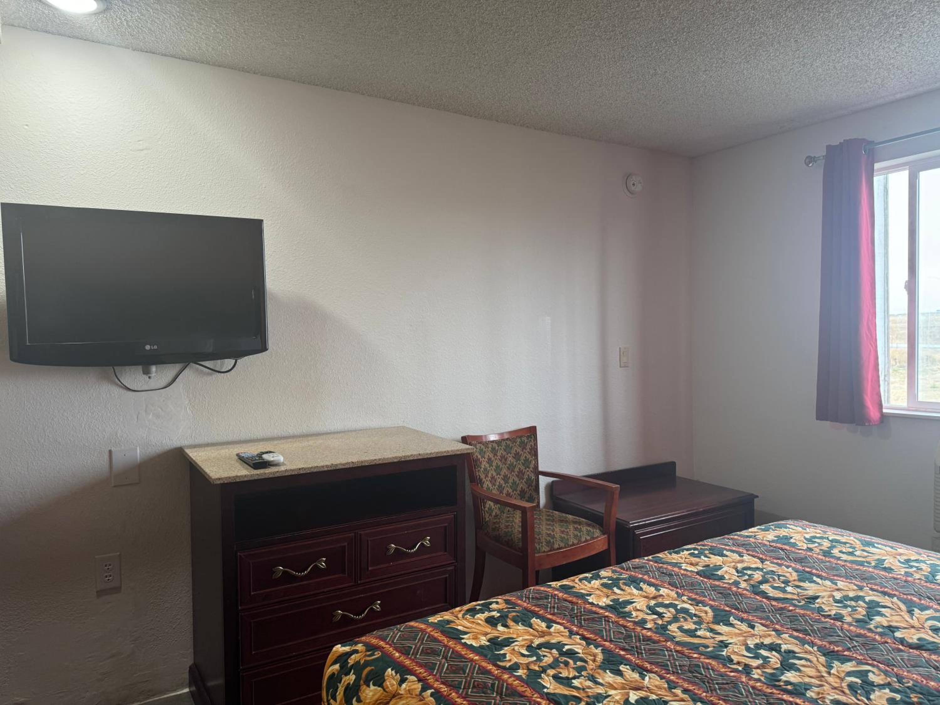 Queen Room with Two Queen Beds - Photo 5
