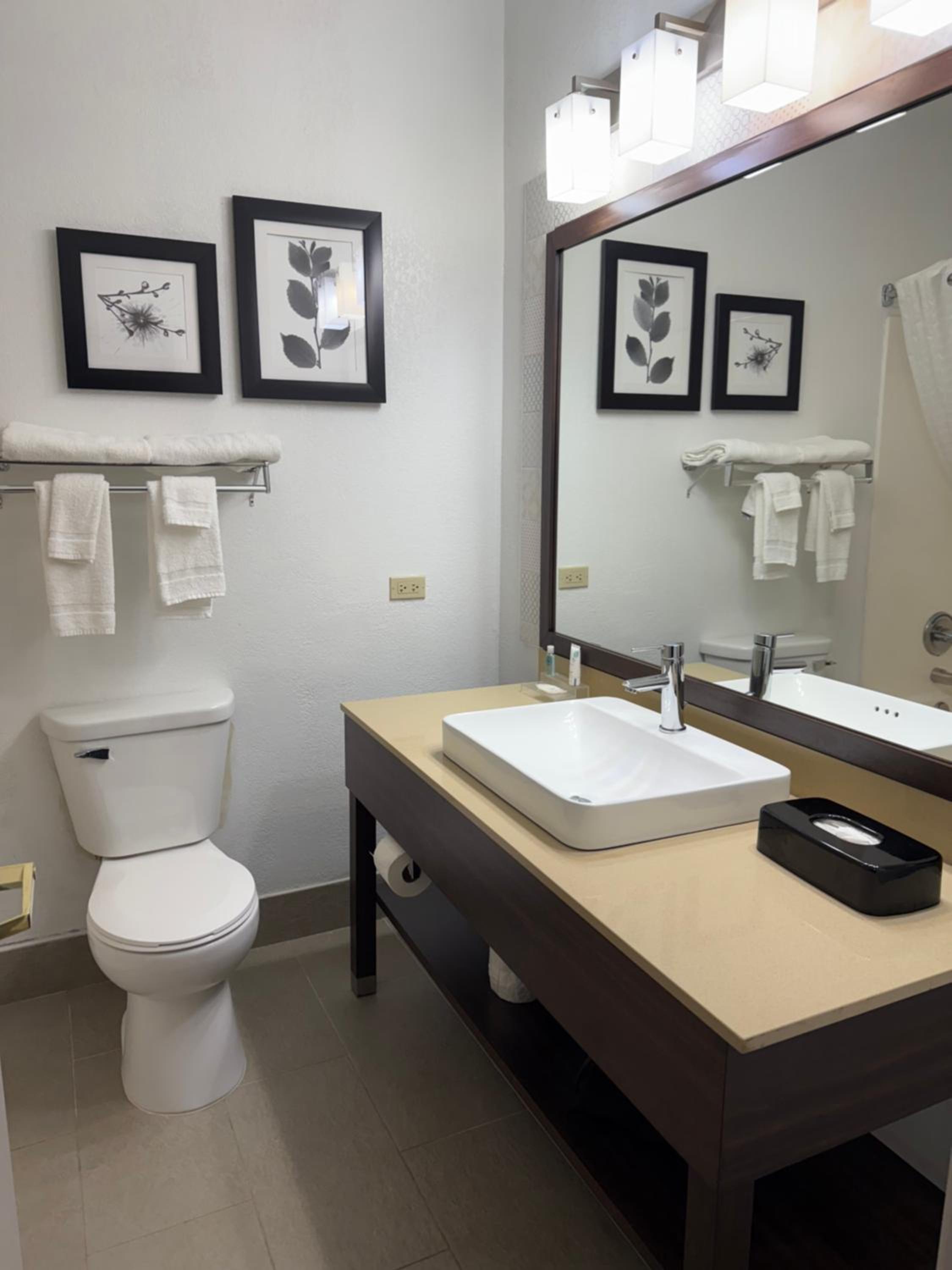King Room - Non-Smoking - Photo 2