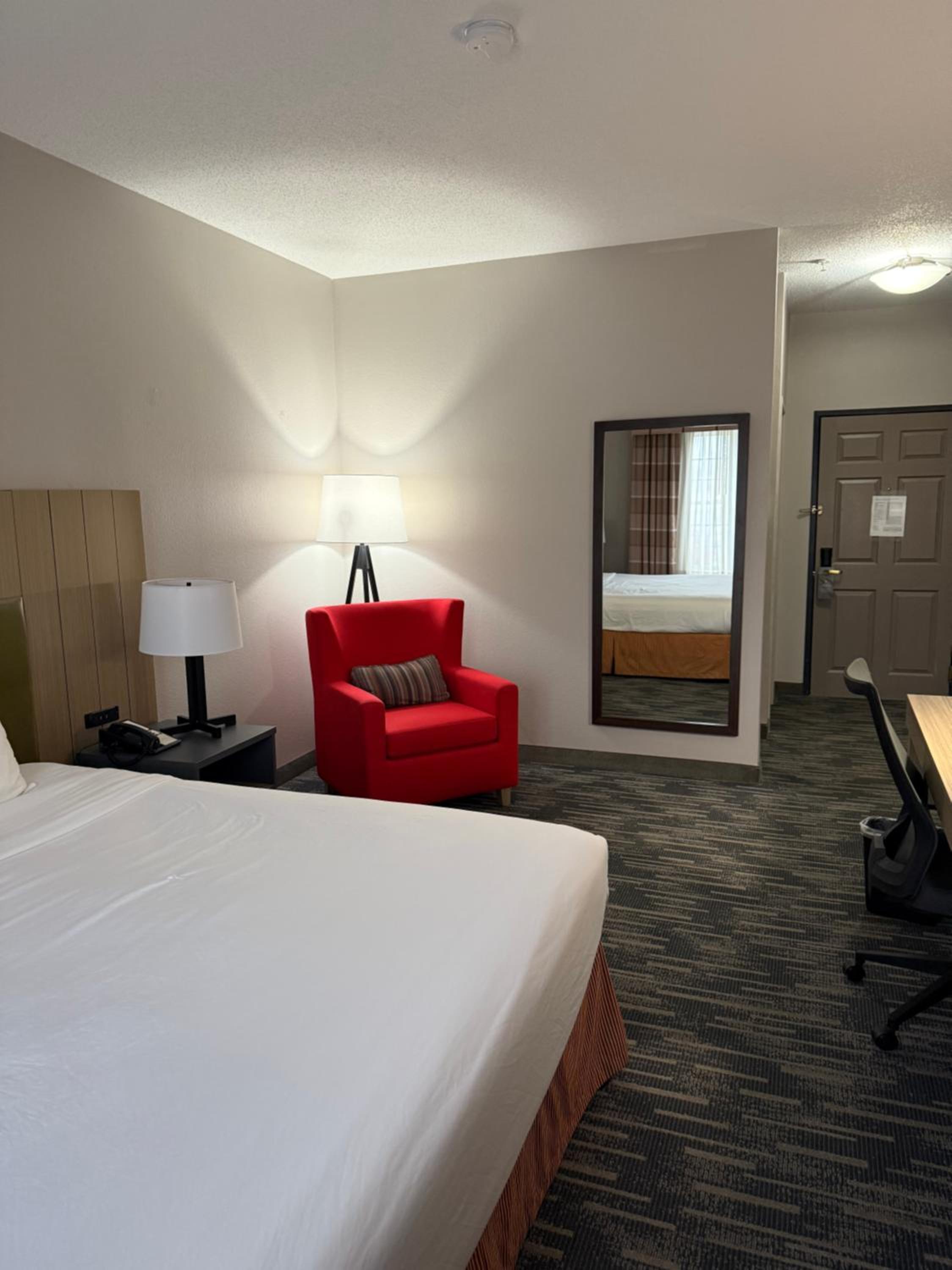 King Room - Non-Smoking - Photo 4