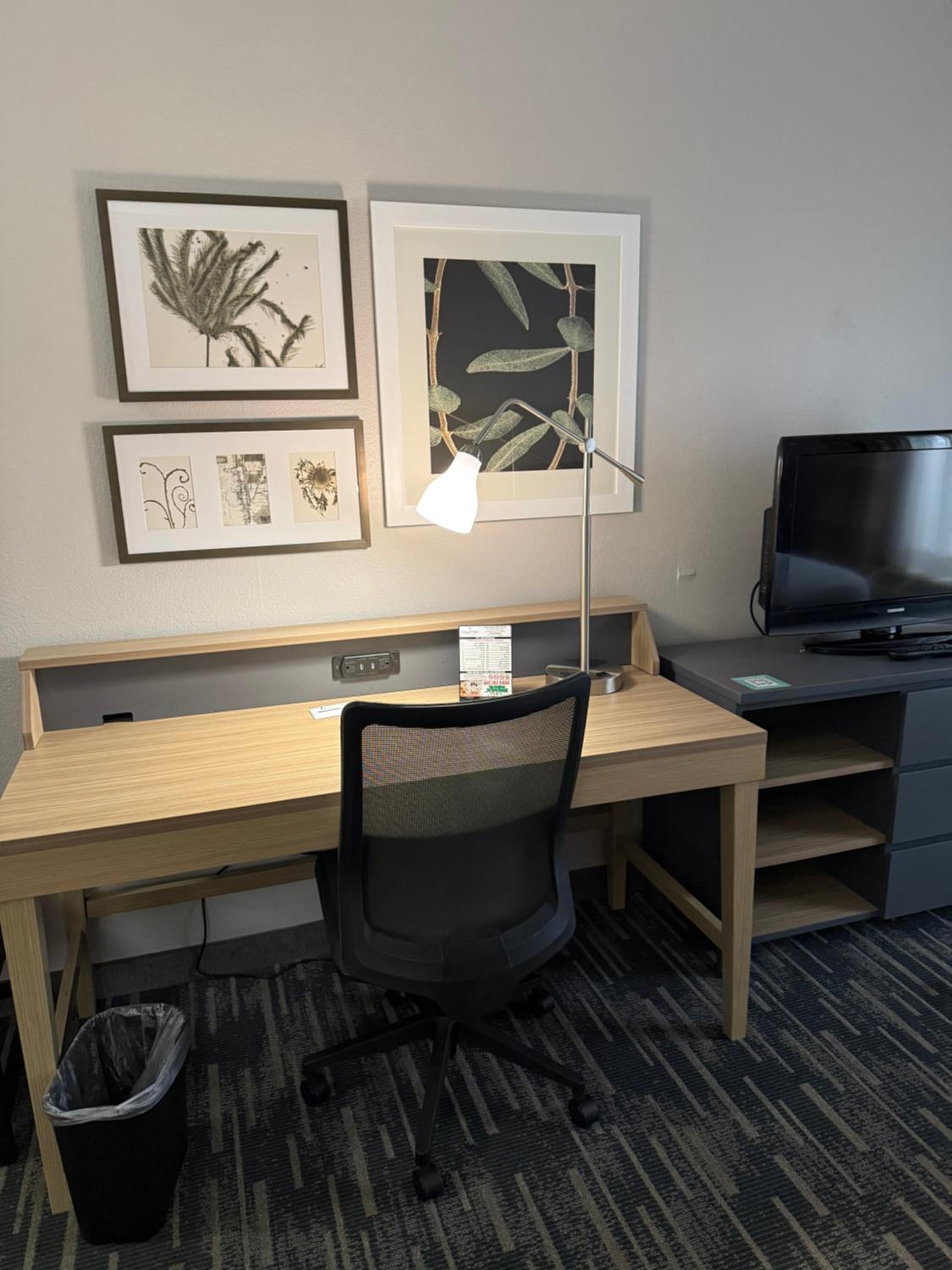 King Room - Non-Smoking - Photo 3