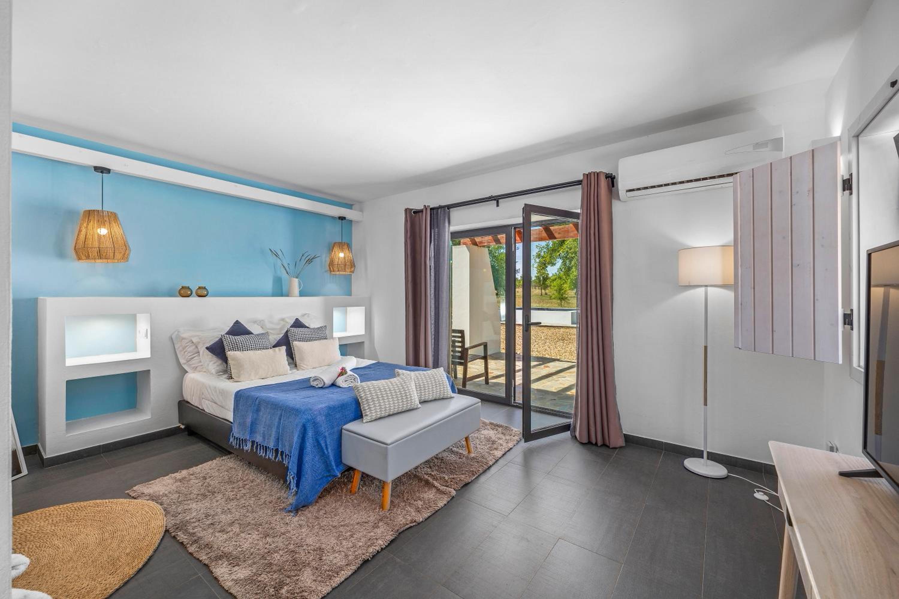 Queen Suite with Pool View