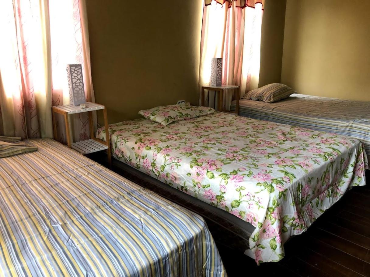Five-Bedroom House photo 1