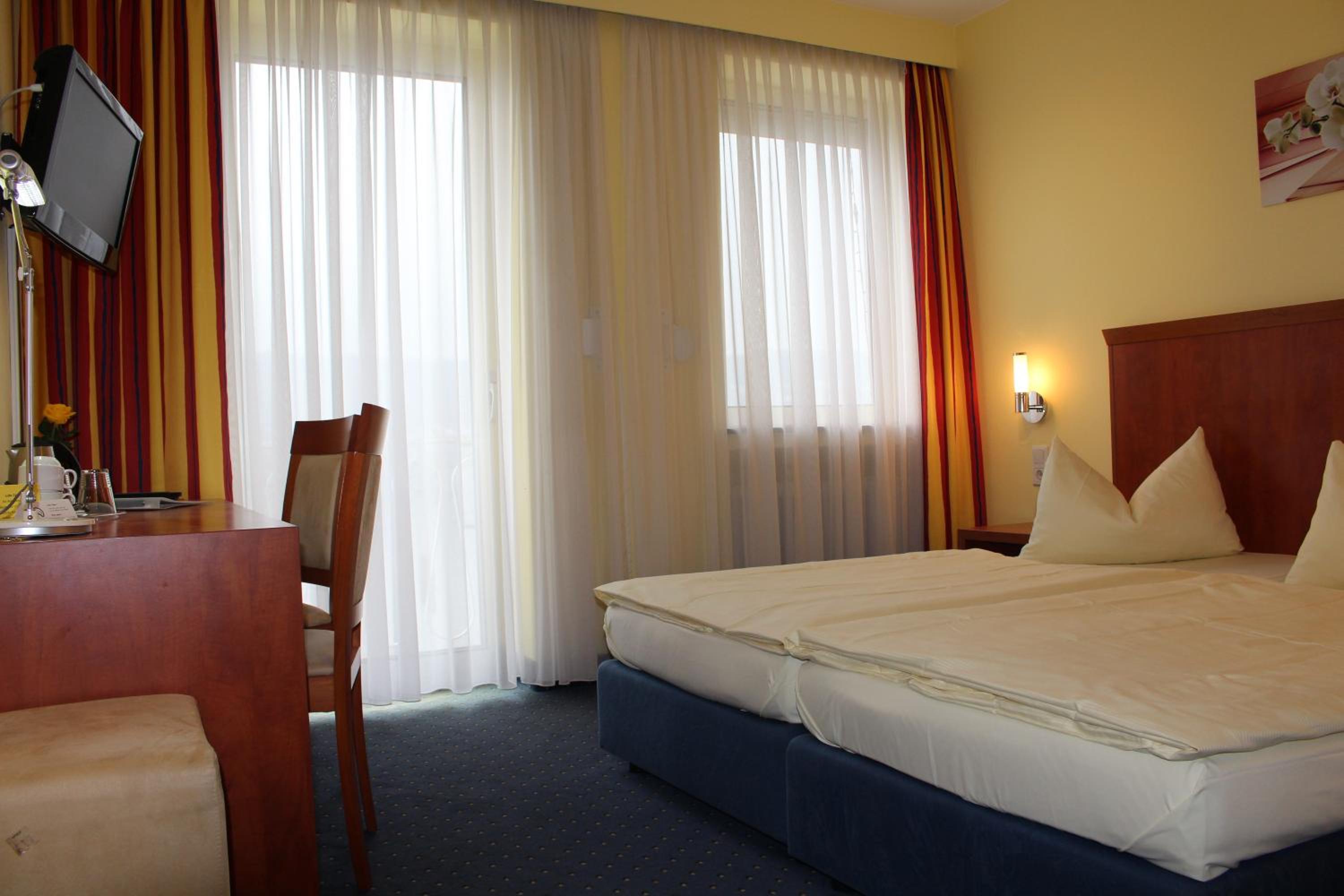 Deluxe Double Room with Balcony - Photo 4