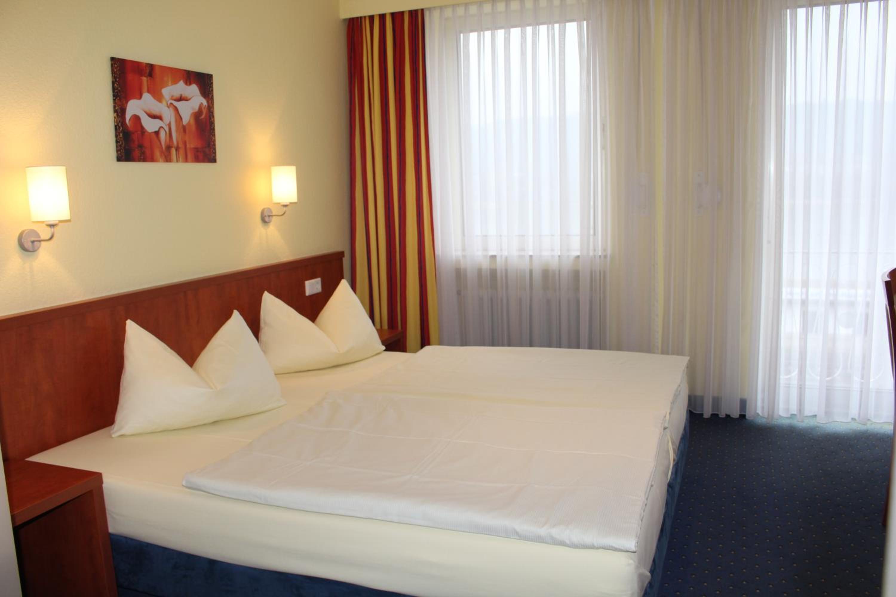 Standard Double Room - Photo 11