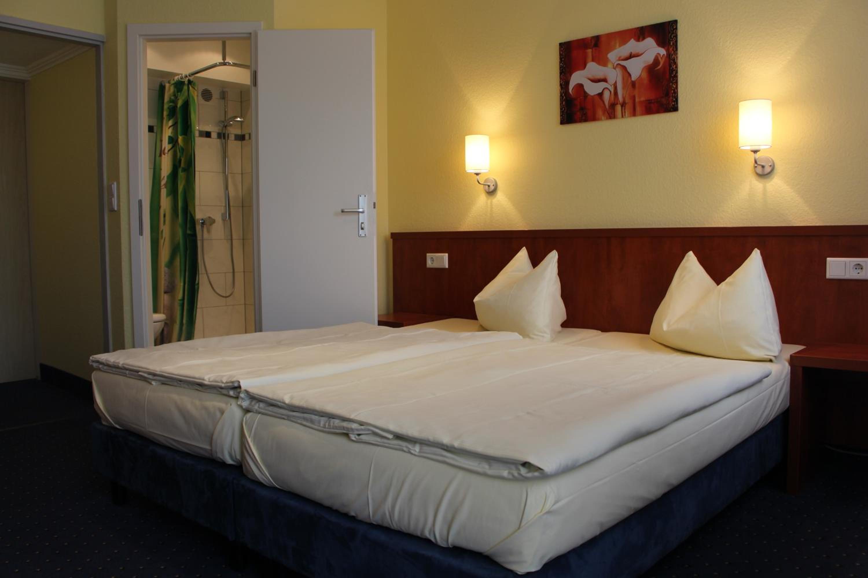Standard Double Room - Photo 13
