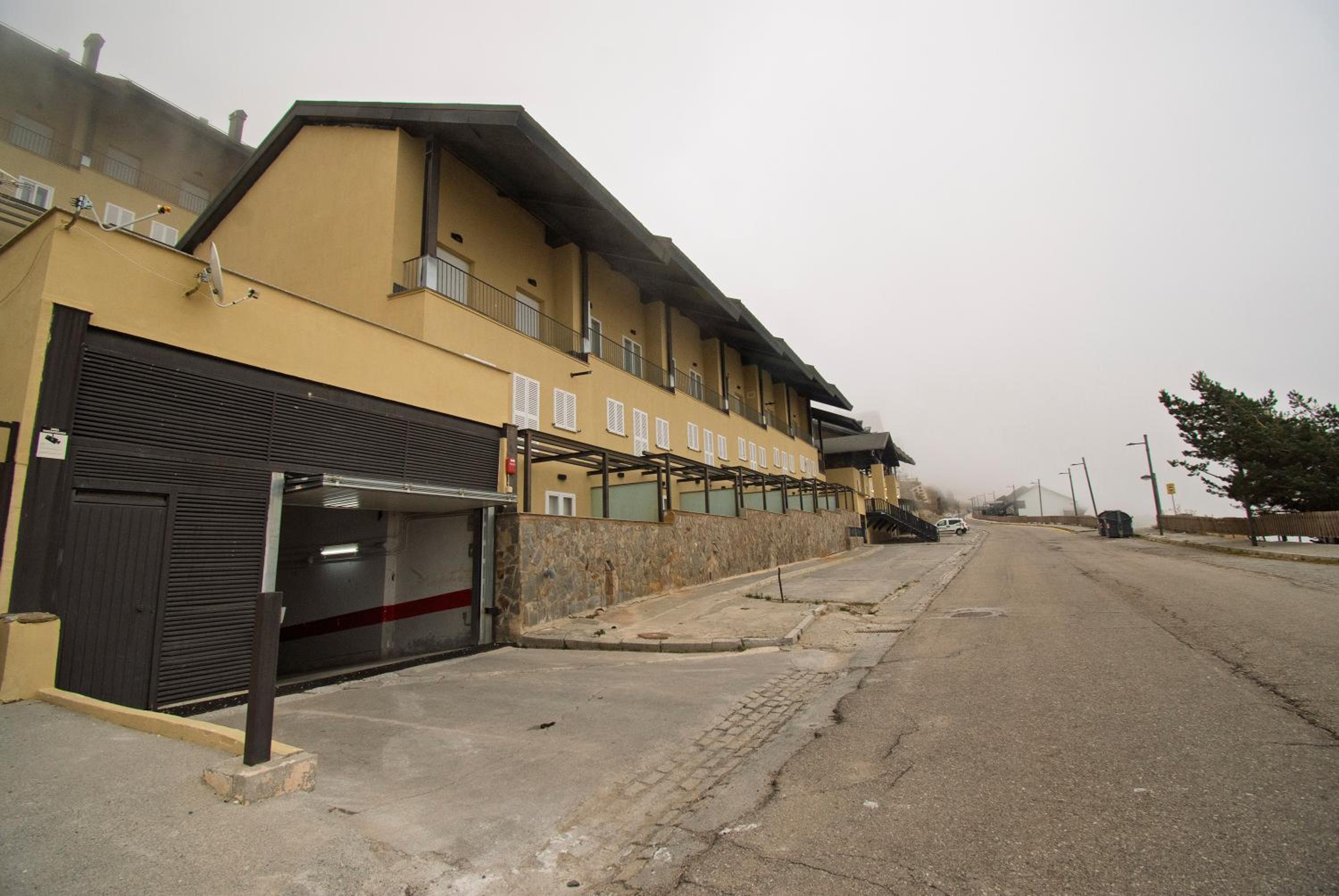 One-Bedroom Apartment with Balcony and Mountain View   photo 3