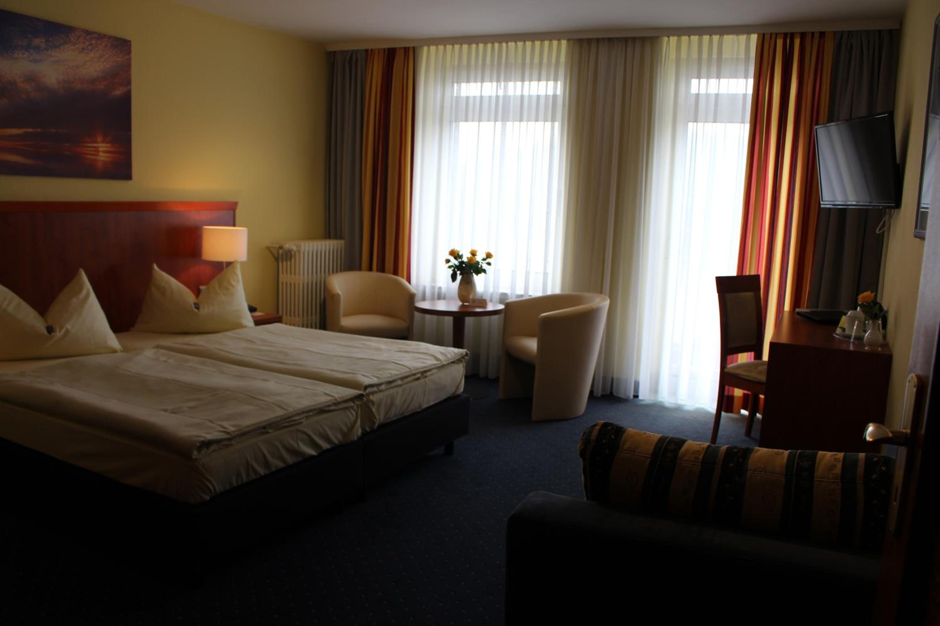 Deluxe Double Room with Balcony - Photo 5