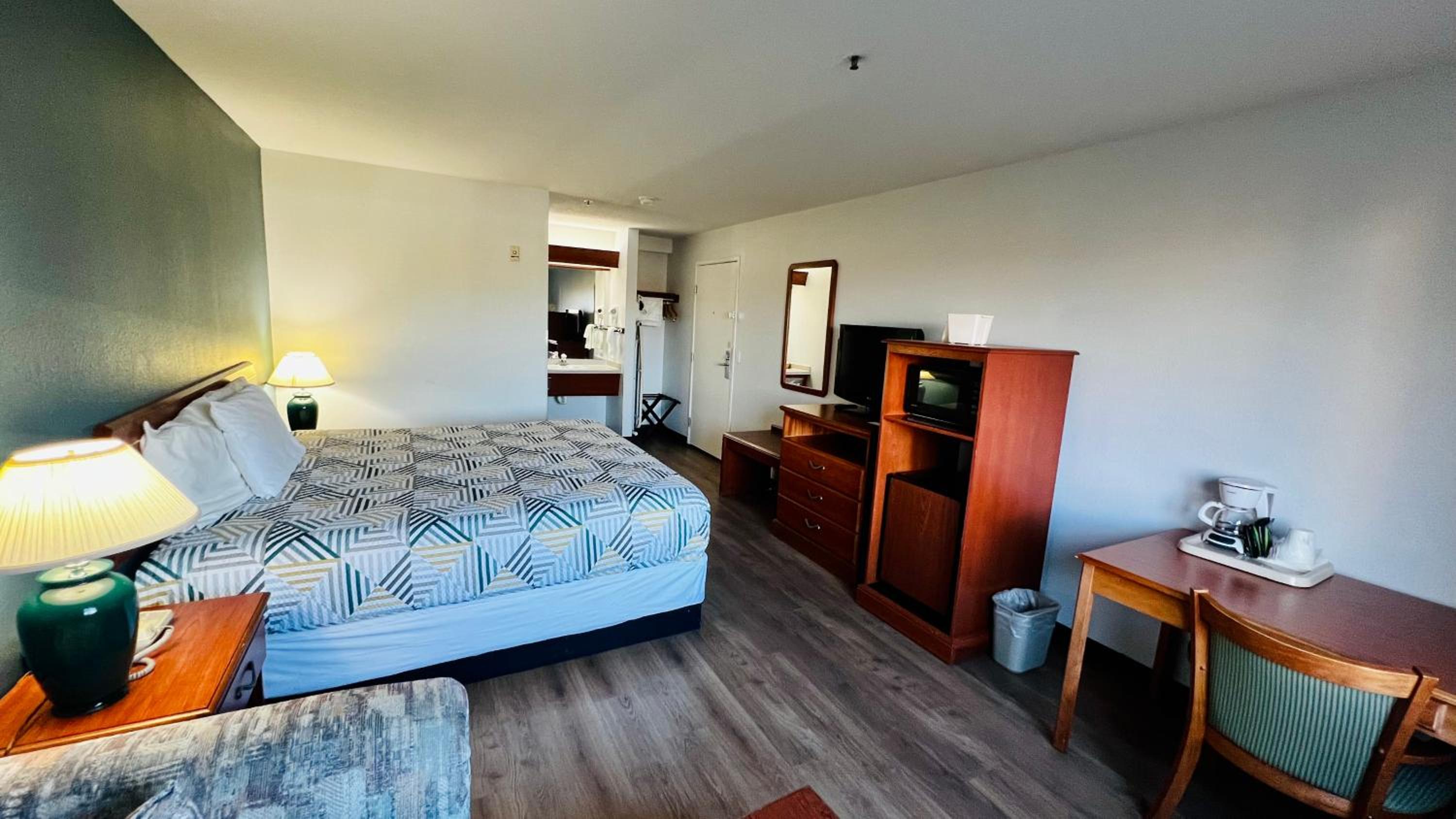 King Room - Non-Smoking - Photo 1