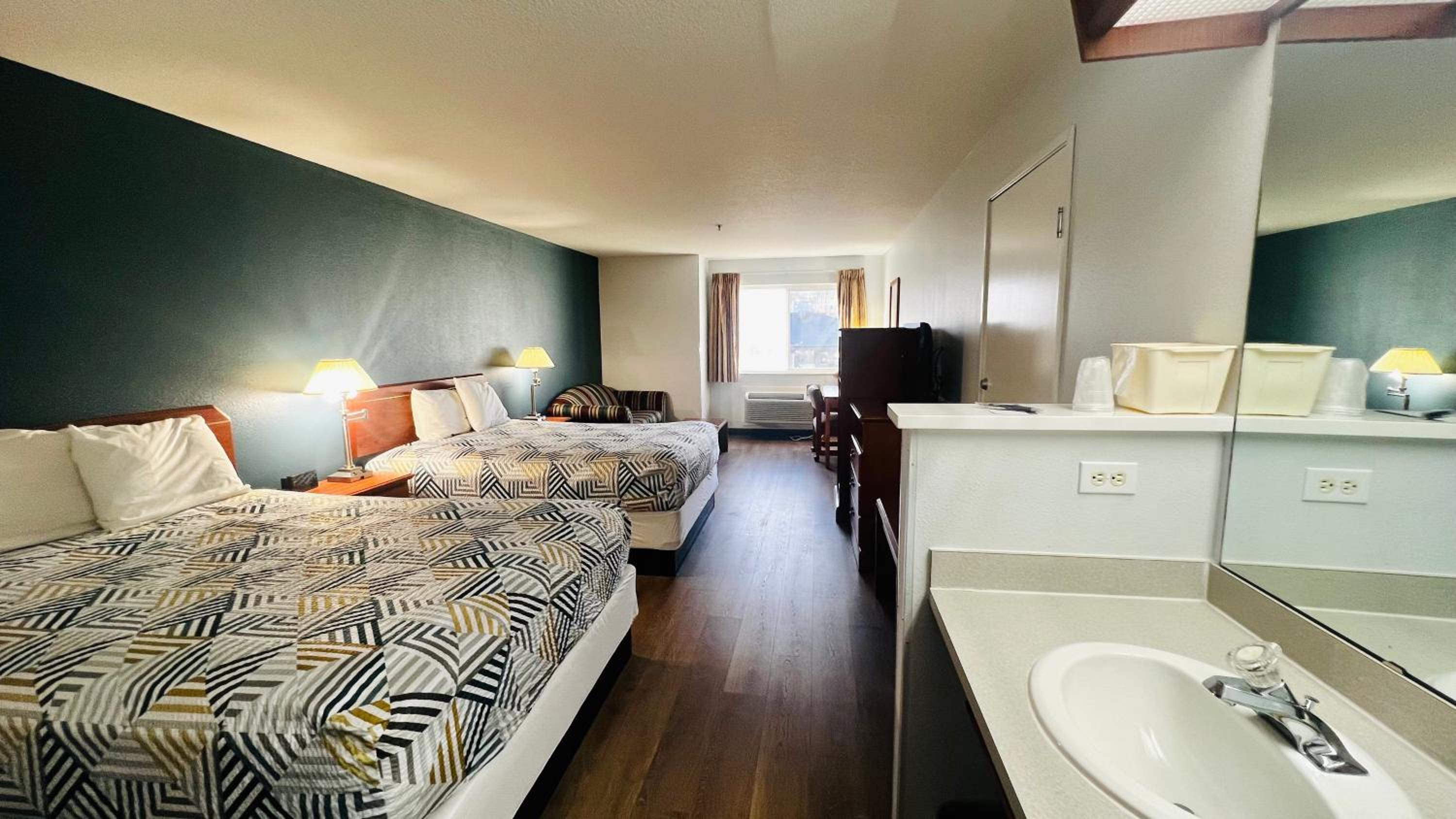 Queen Room with Two Queen Beds - Photo 2