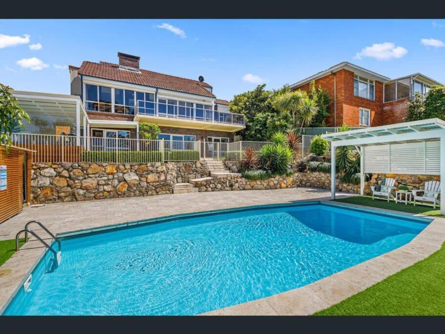 Seven-Bedroom House photo 2