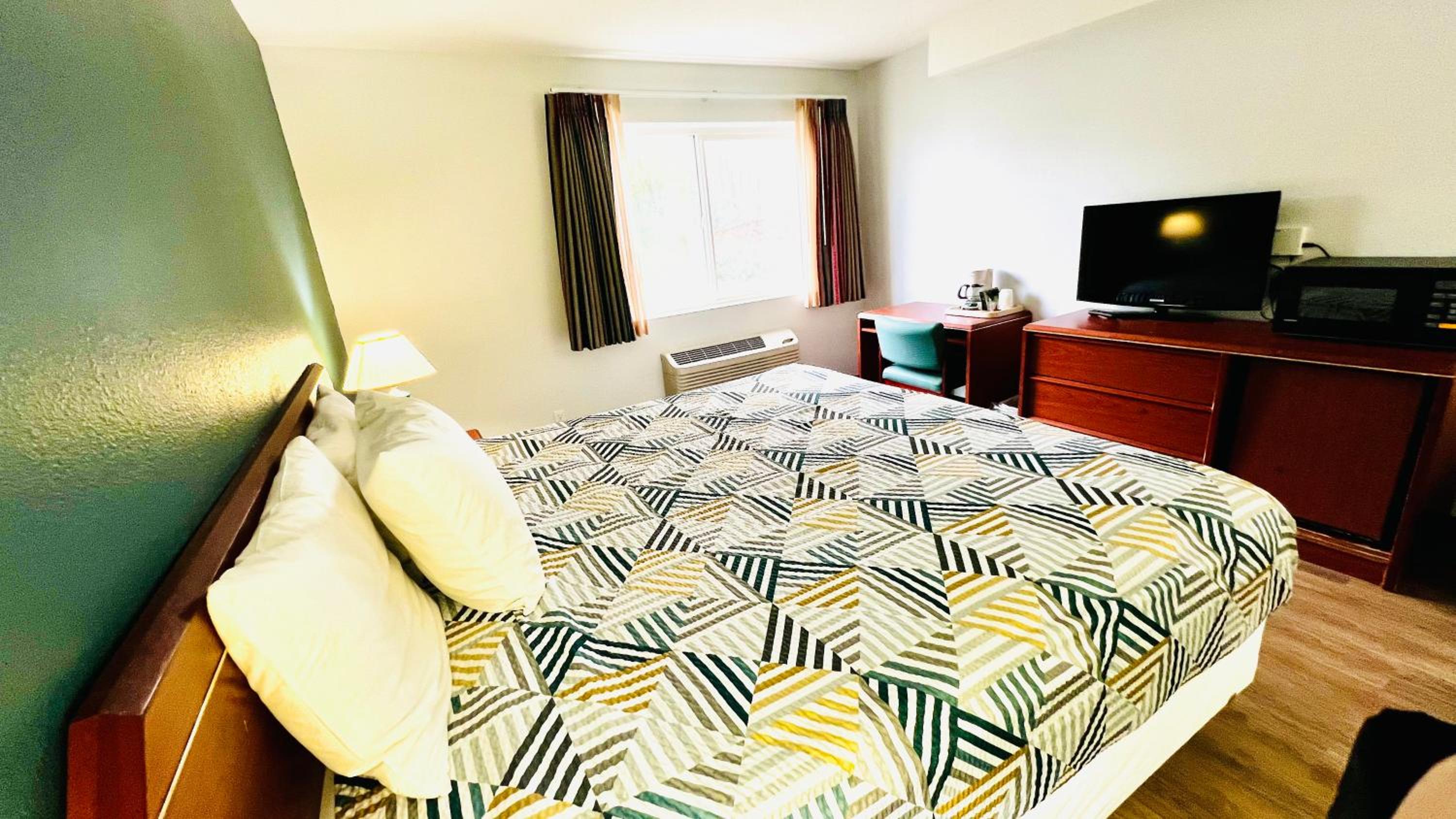 King Room with Roll-in Shower - Disability Access - Non-Smoking - Photo 1