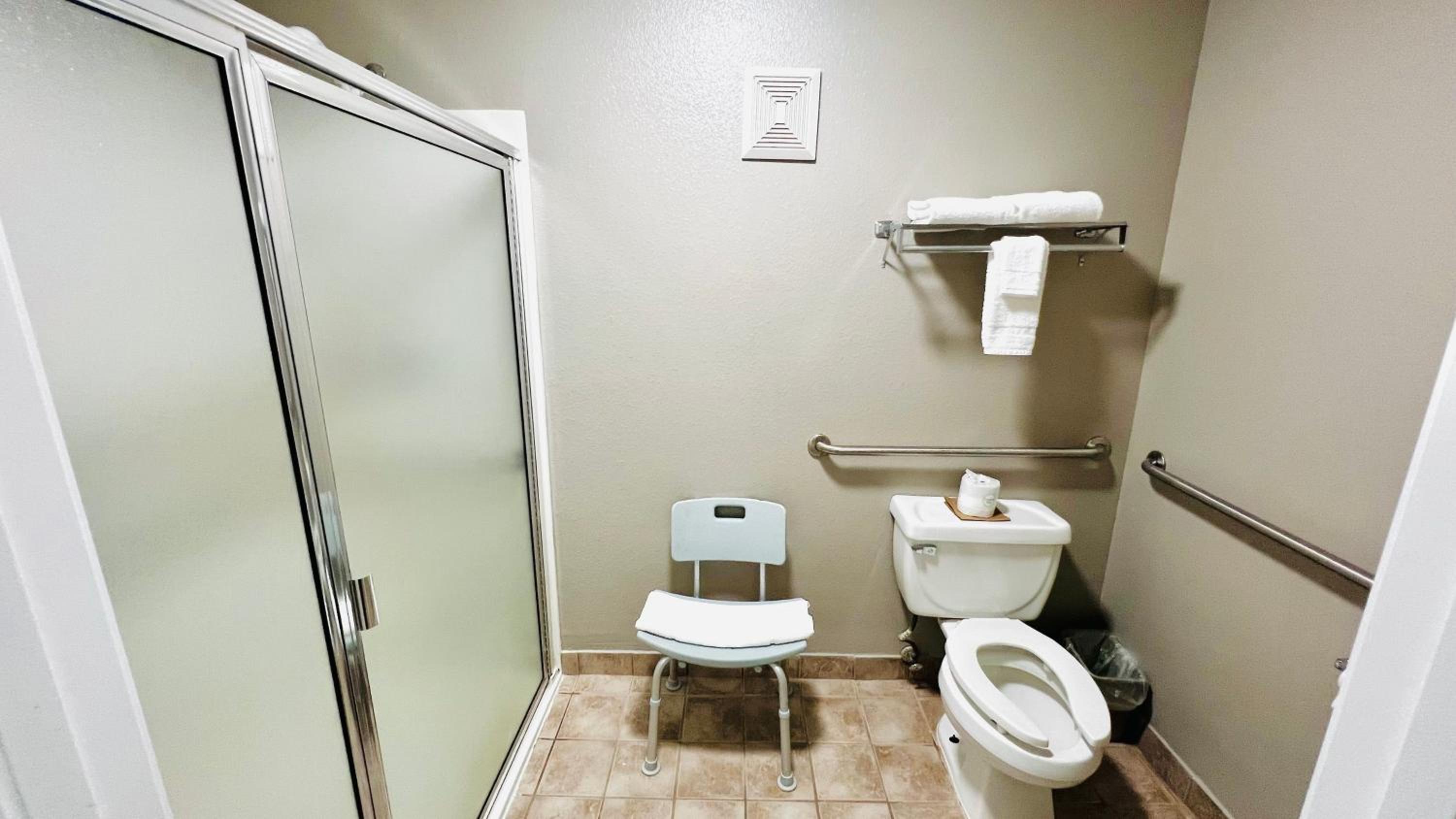 King Room with Roll-in Shower - Disability Access - Non-Smoking - Photo 3