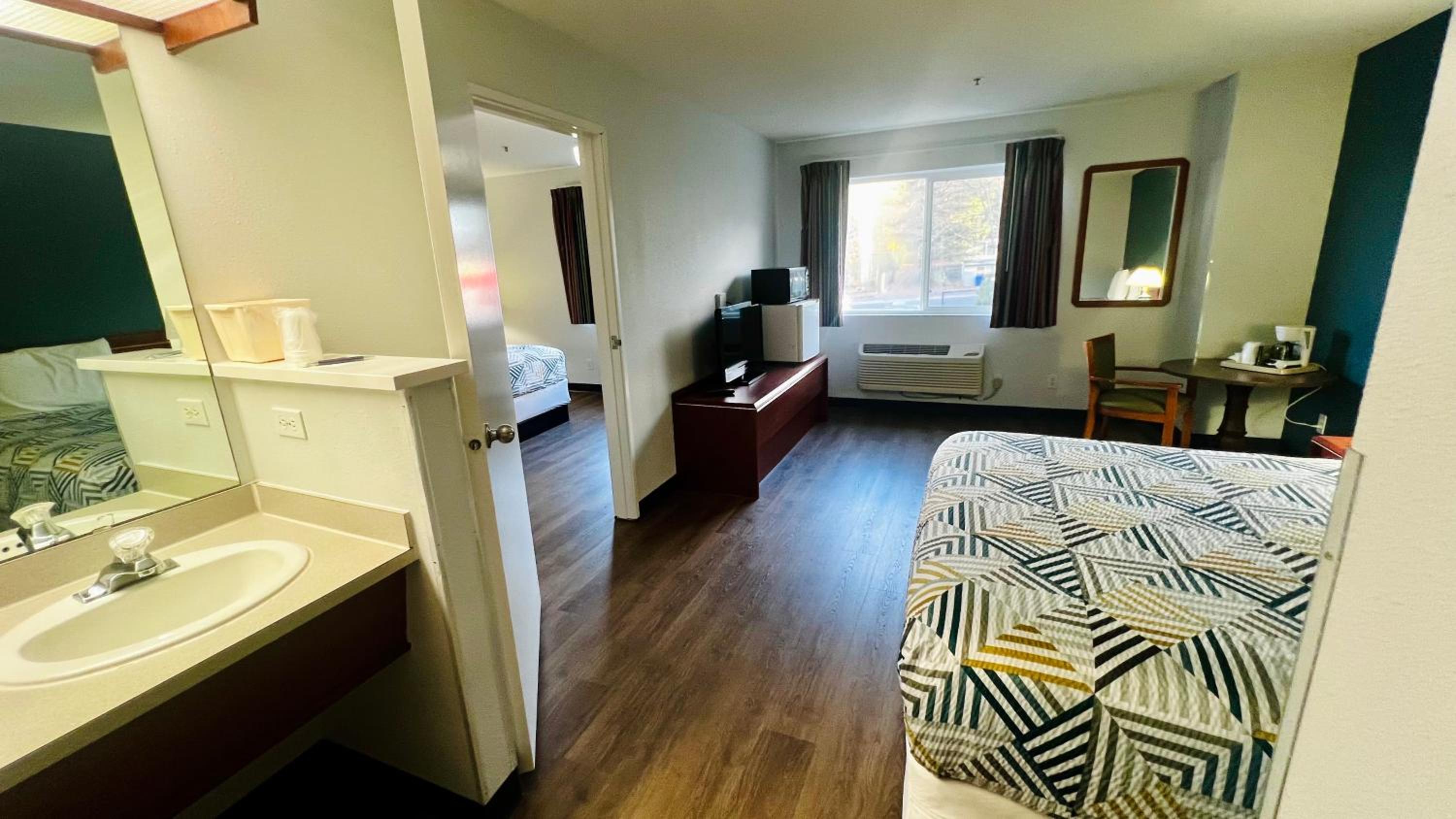 Deluxe Queen Room with Two Queen Beds - Non-Smoking - Photo 1