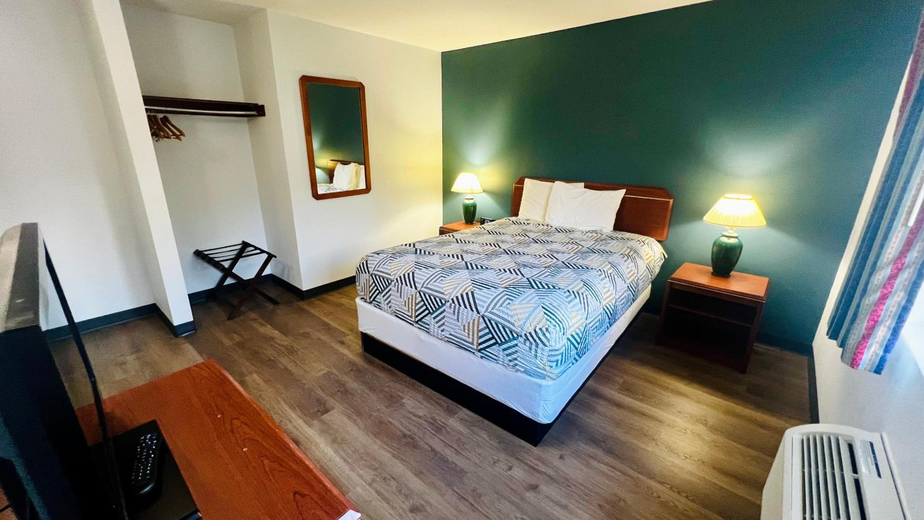 Deluxe Queen Room with Two Queen Beds - Non-Smoking - Photo 2