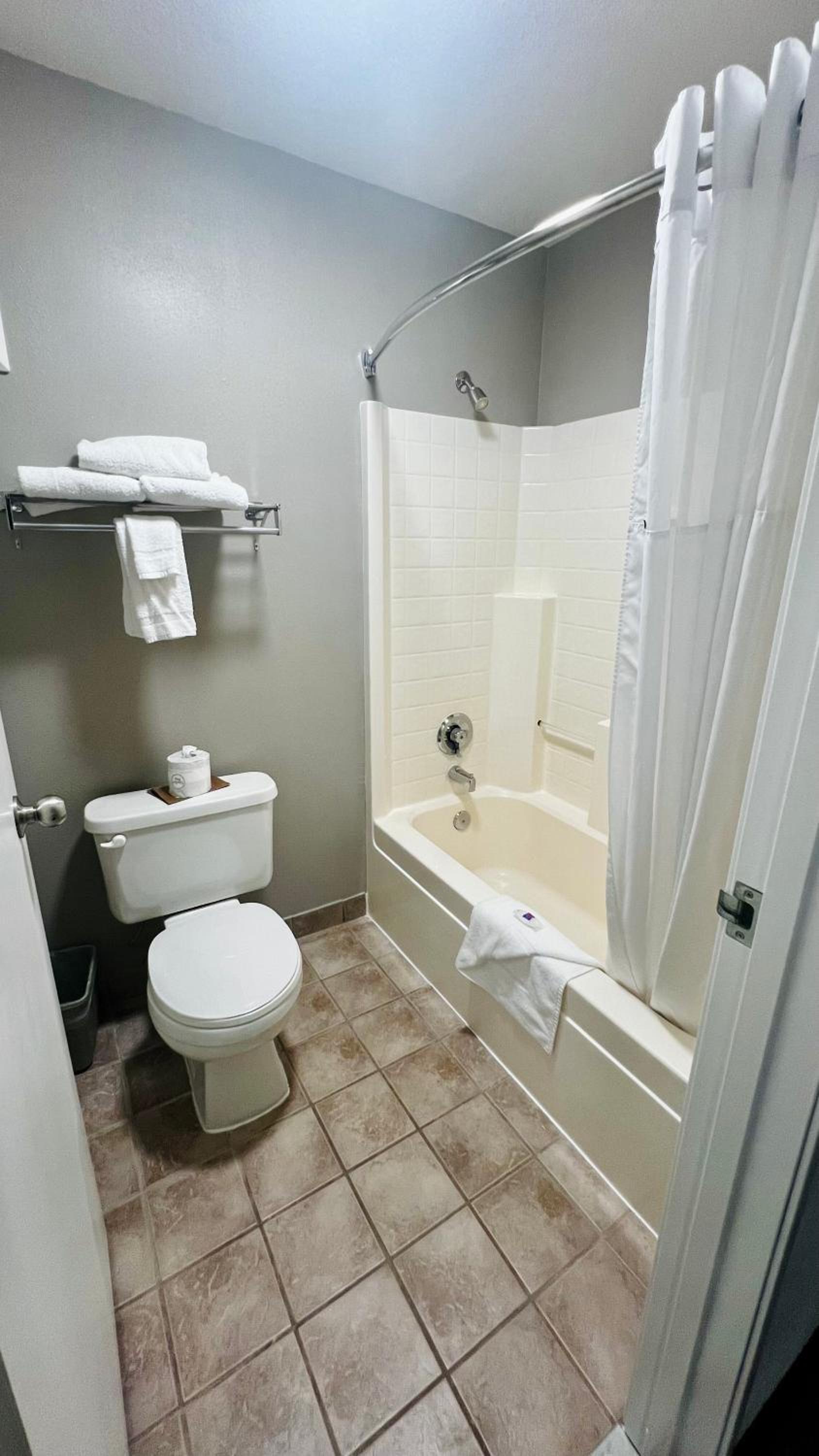 Deluxe Queen Room with Two Queen Beds - Non-Smoking - Photo 3