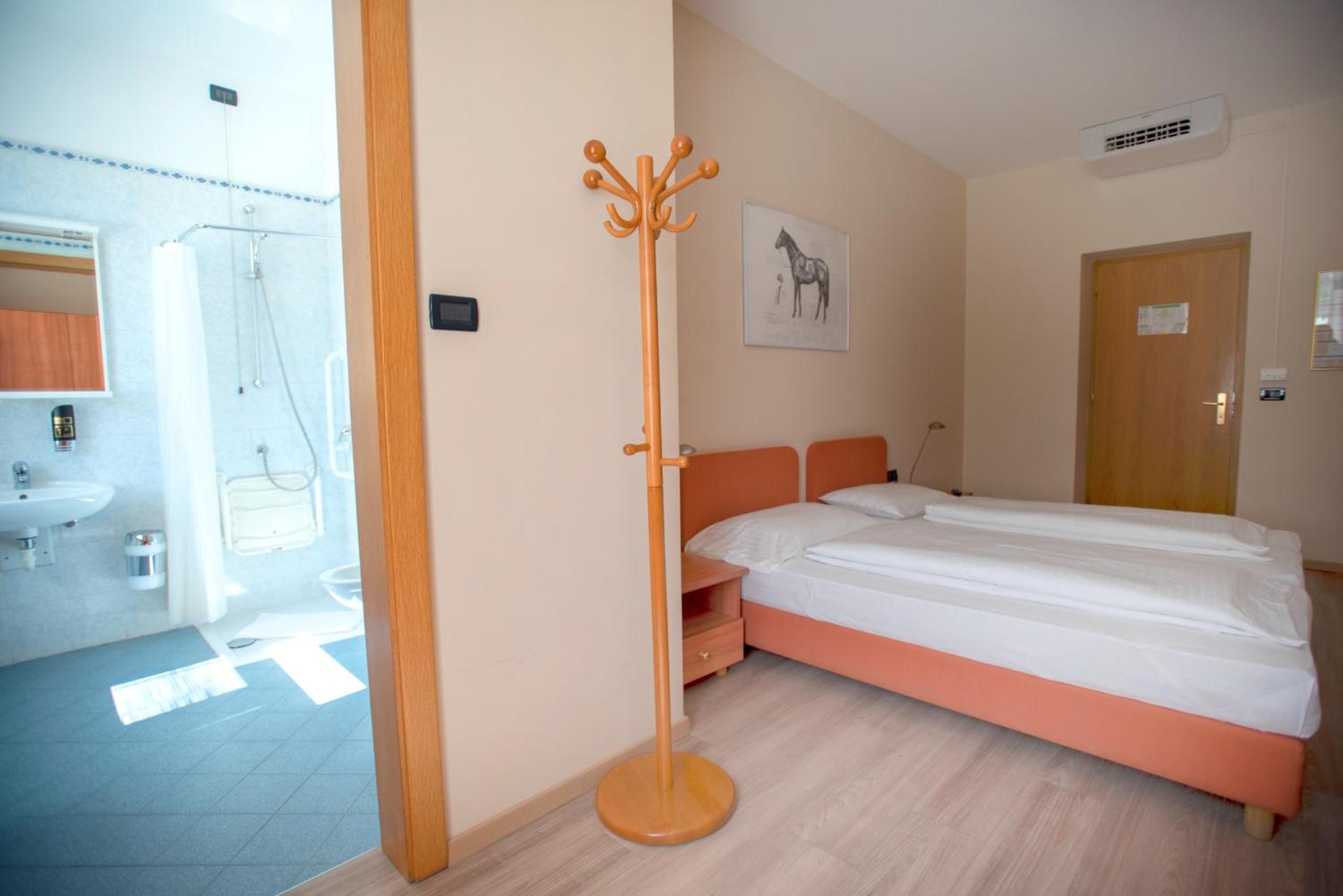 Double or Twin Room - Disability Access - Photo 1