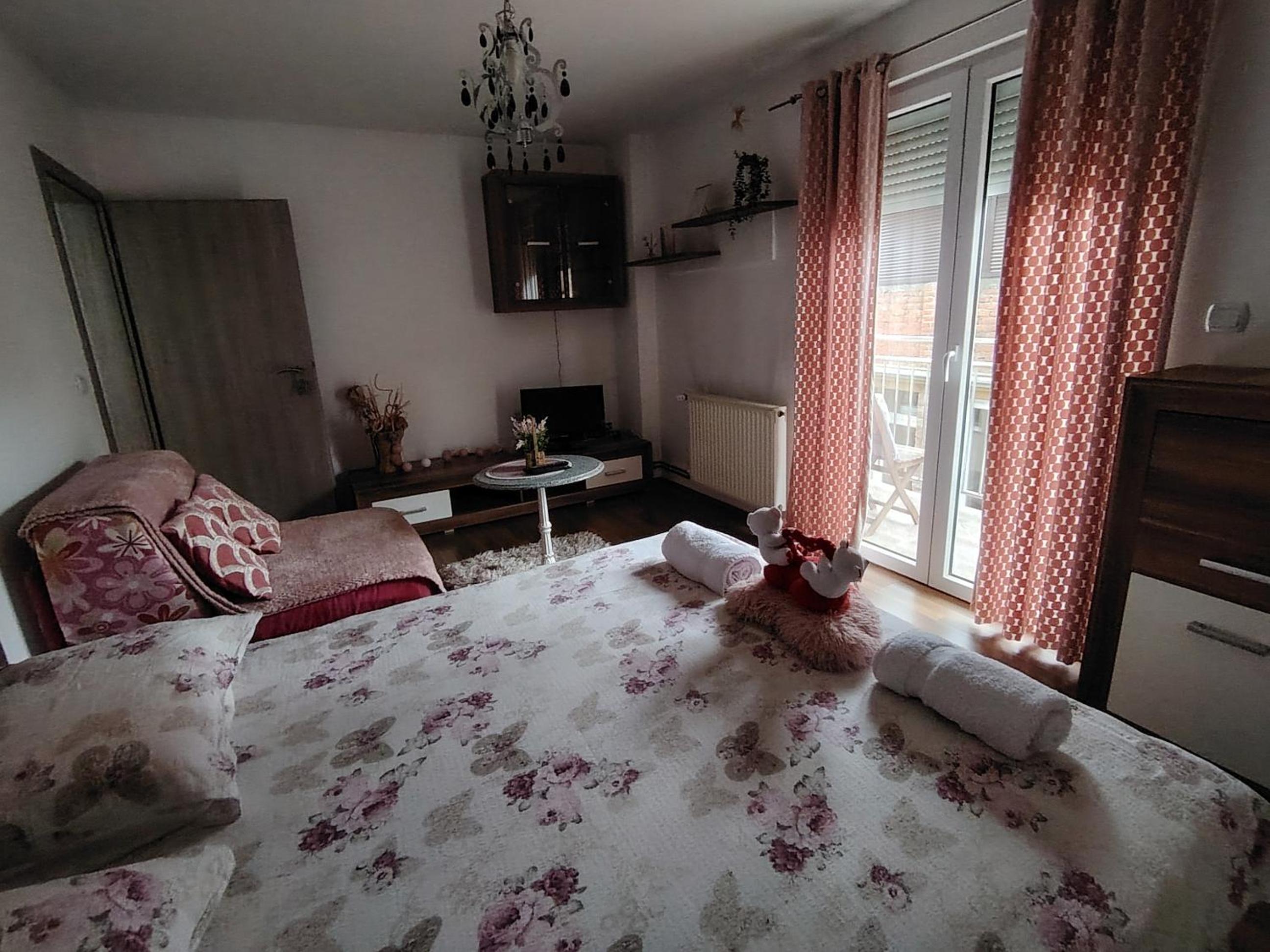 One-Bedroom Apartment photo 1