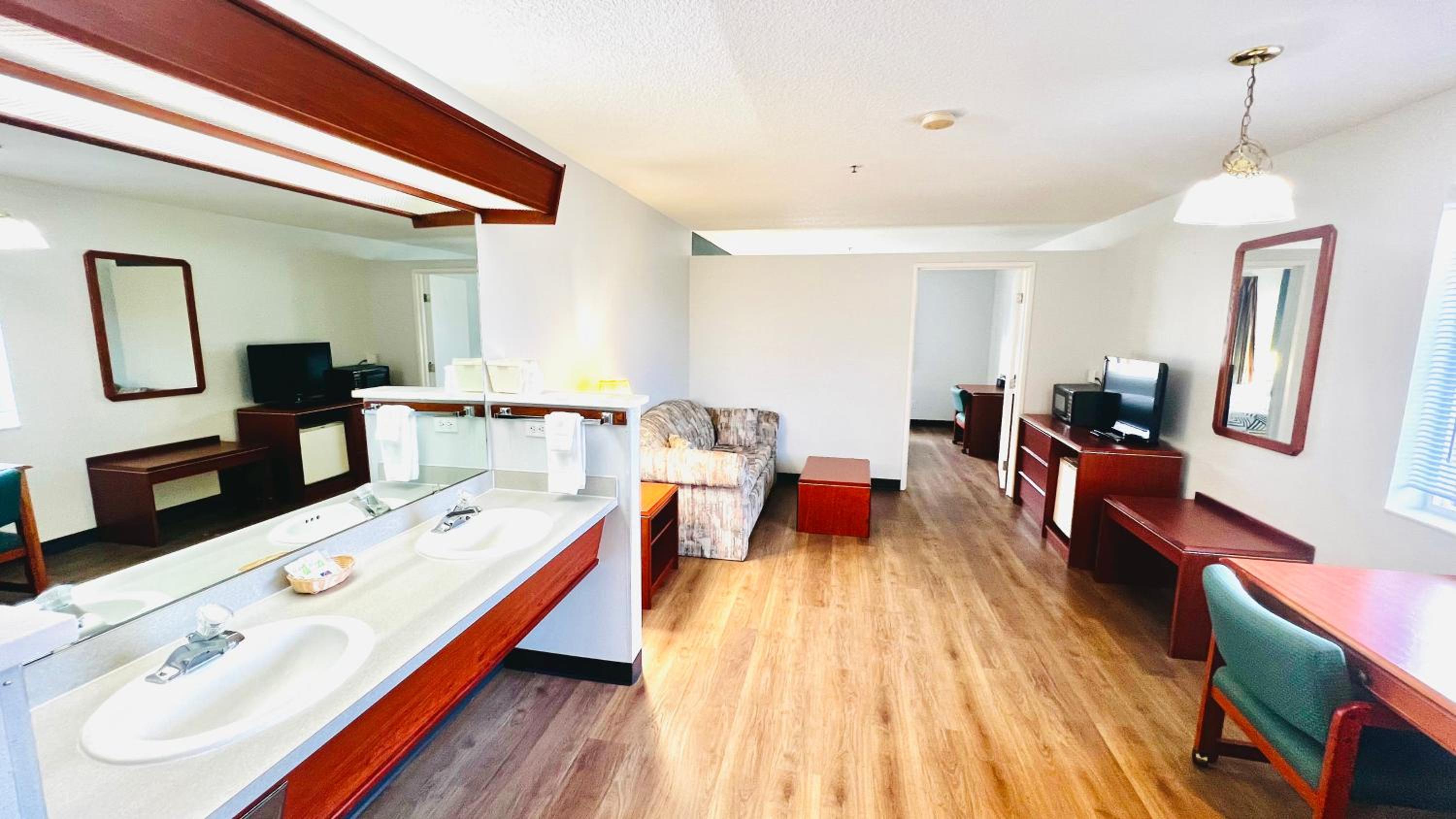 Deluxe King Suite - Non-Smoking - Photo 1