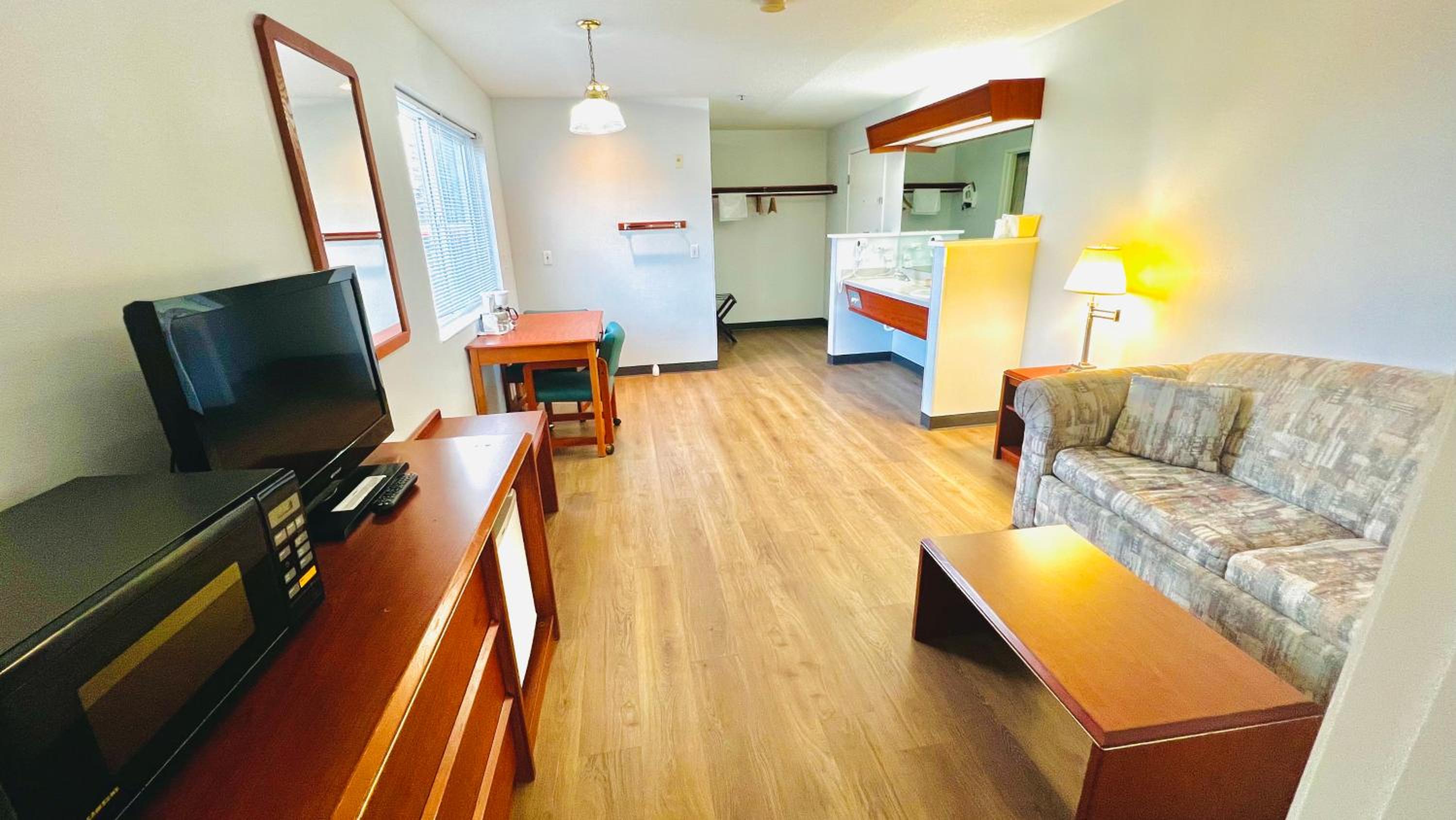 Deluxe King Suite - Non-Smoking - Photo 2