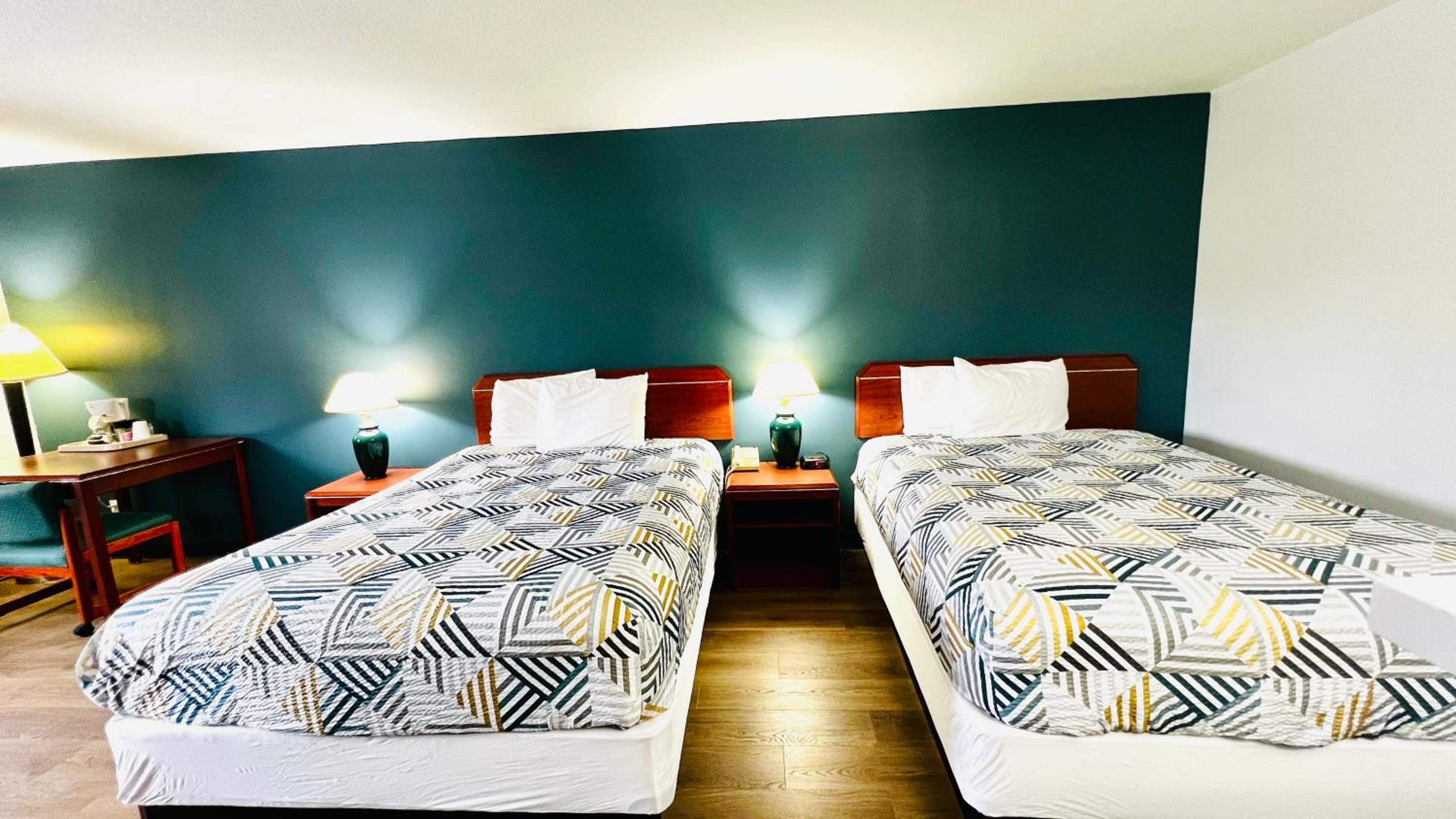 Queen Room with Two Queen Beds - Photo 4