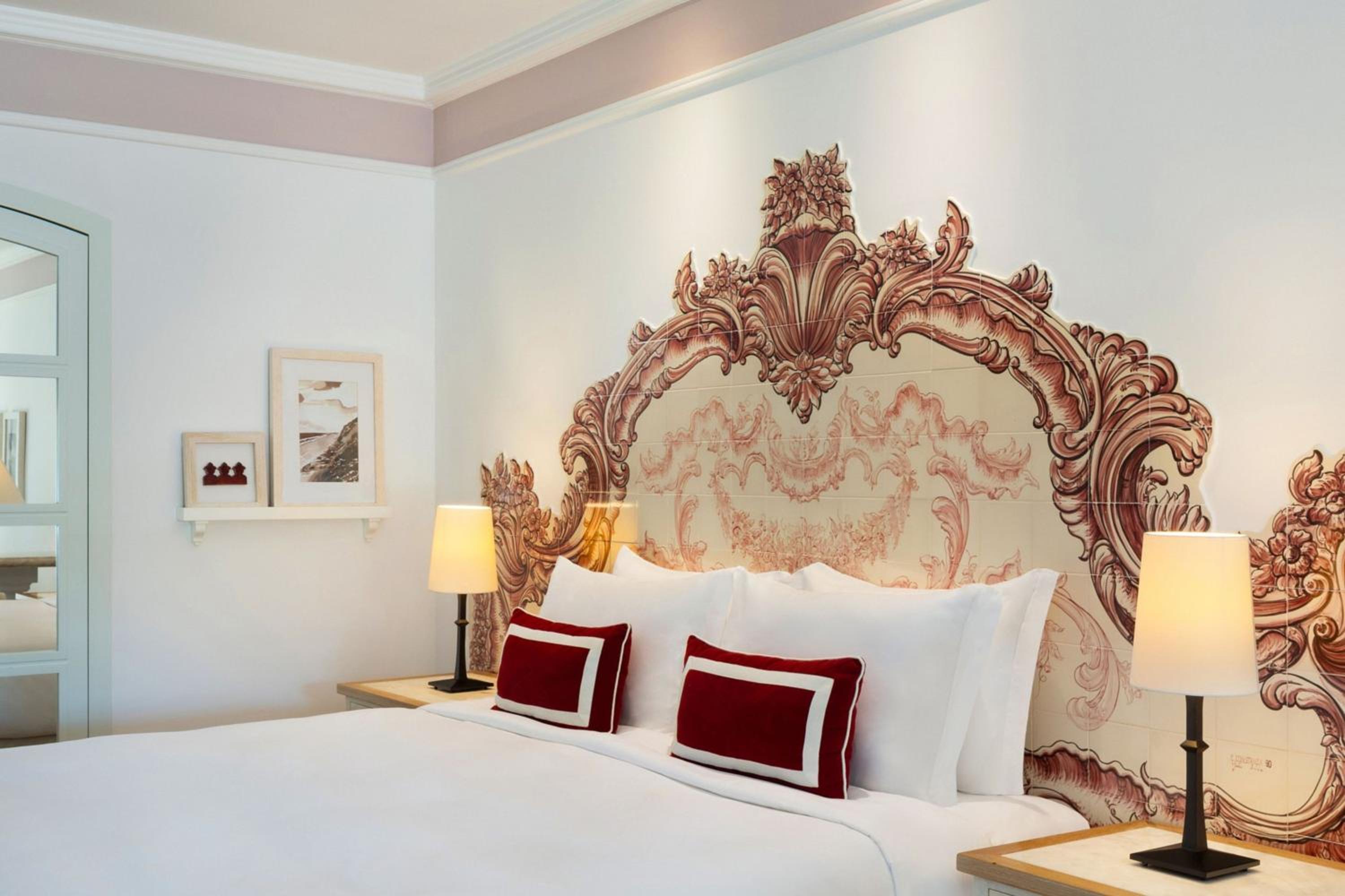 Deluxe Queen Room with Balcony and Resort View - Photo 7