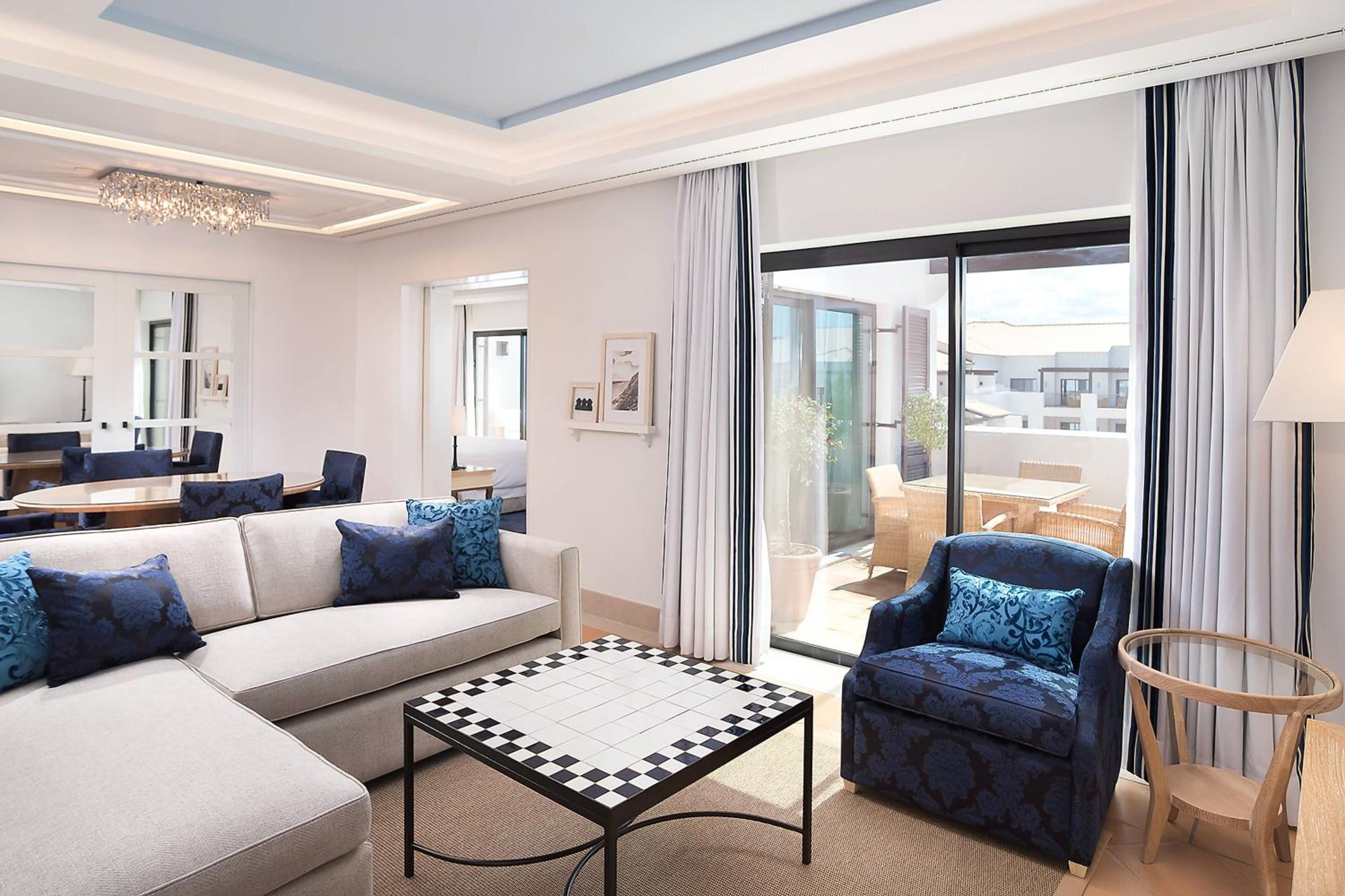 One-Bedroom Queen Suite with Balcony - Top Floor thumbnail 6