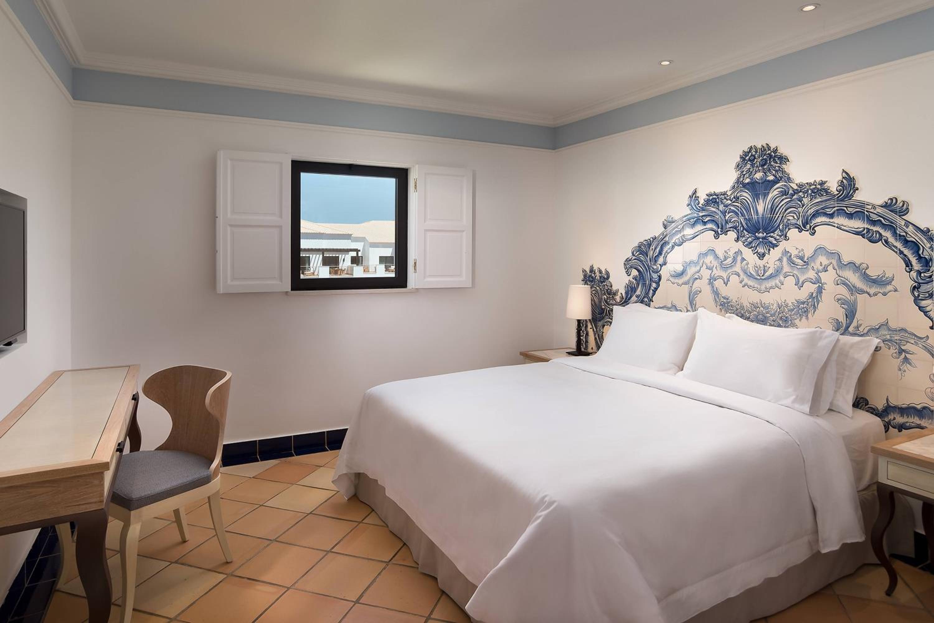 Junior Queen Suite with Balcony and Resort View - Photo 4