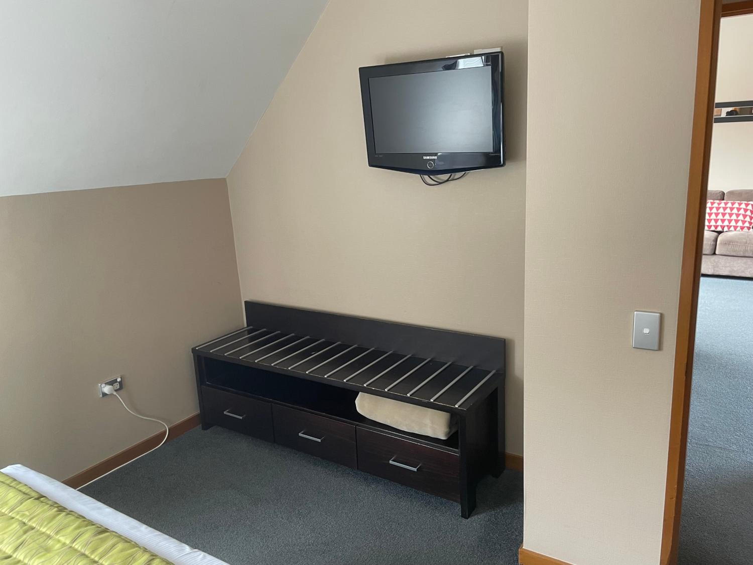 Deluxe One-Bedroom Apartment photo 3