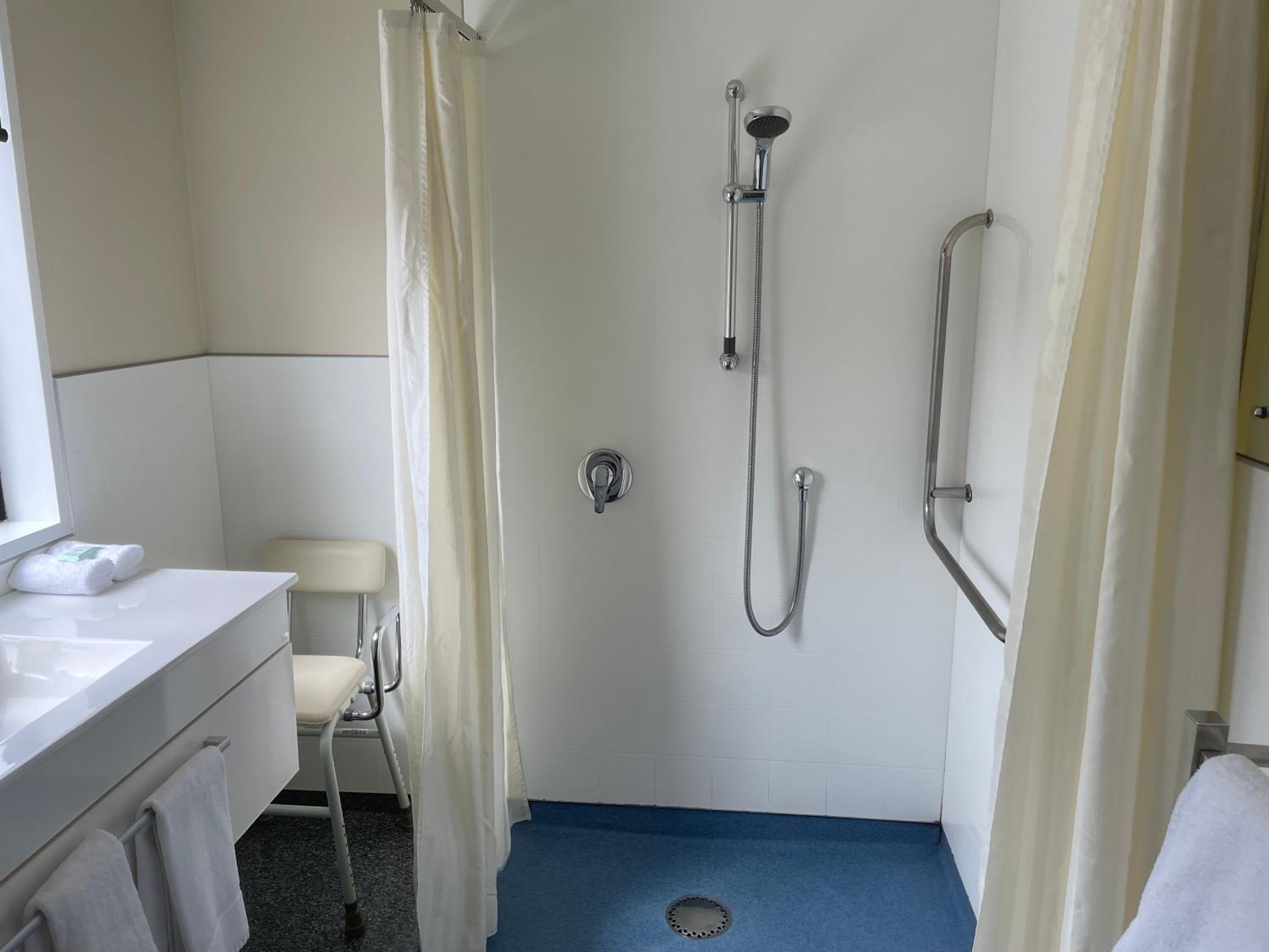 One-Bedroom Apartment - Disability Access 3 photo 3