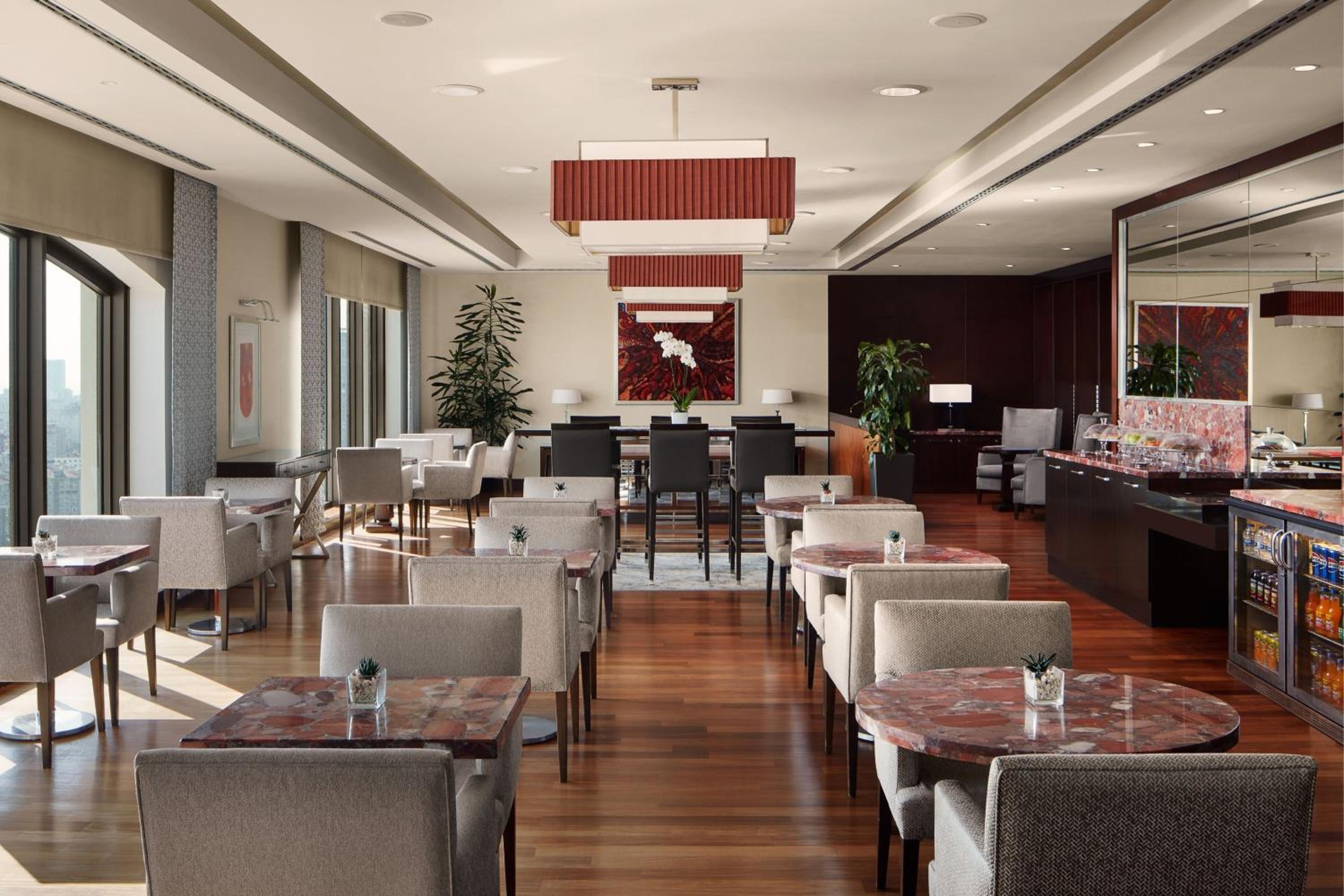 Executive King Room with Executive Lounge Access thumbnail 5