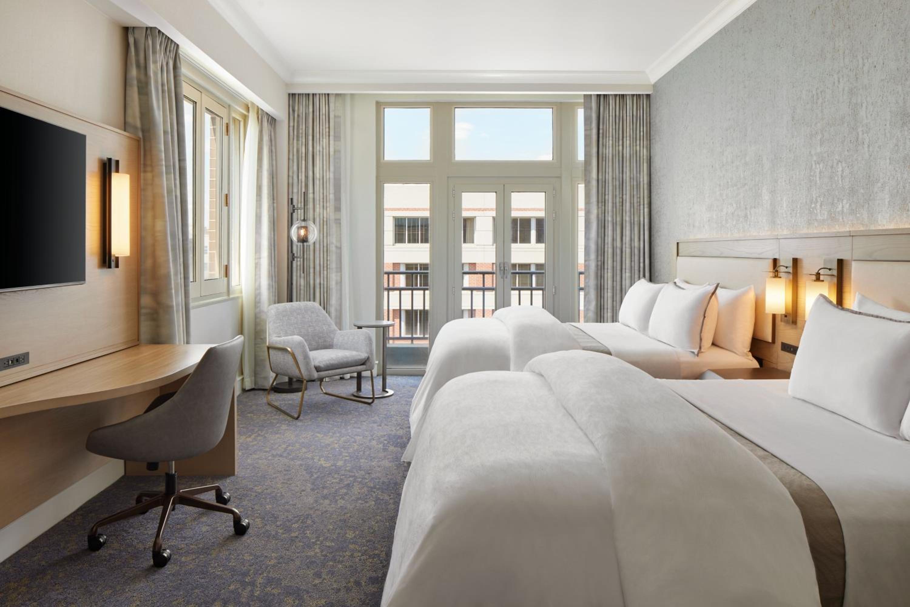 Deluxe, Larger Guest room, 2 Queen - Photo 4