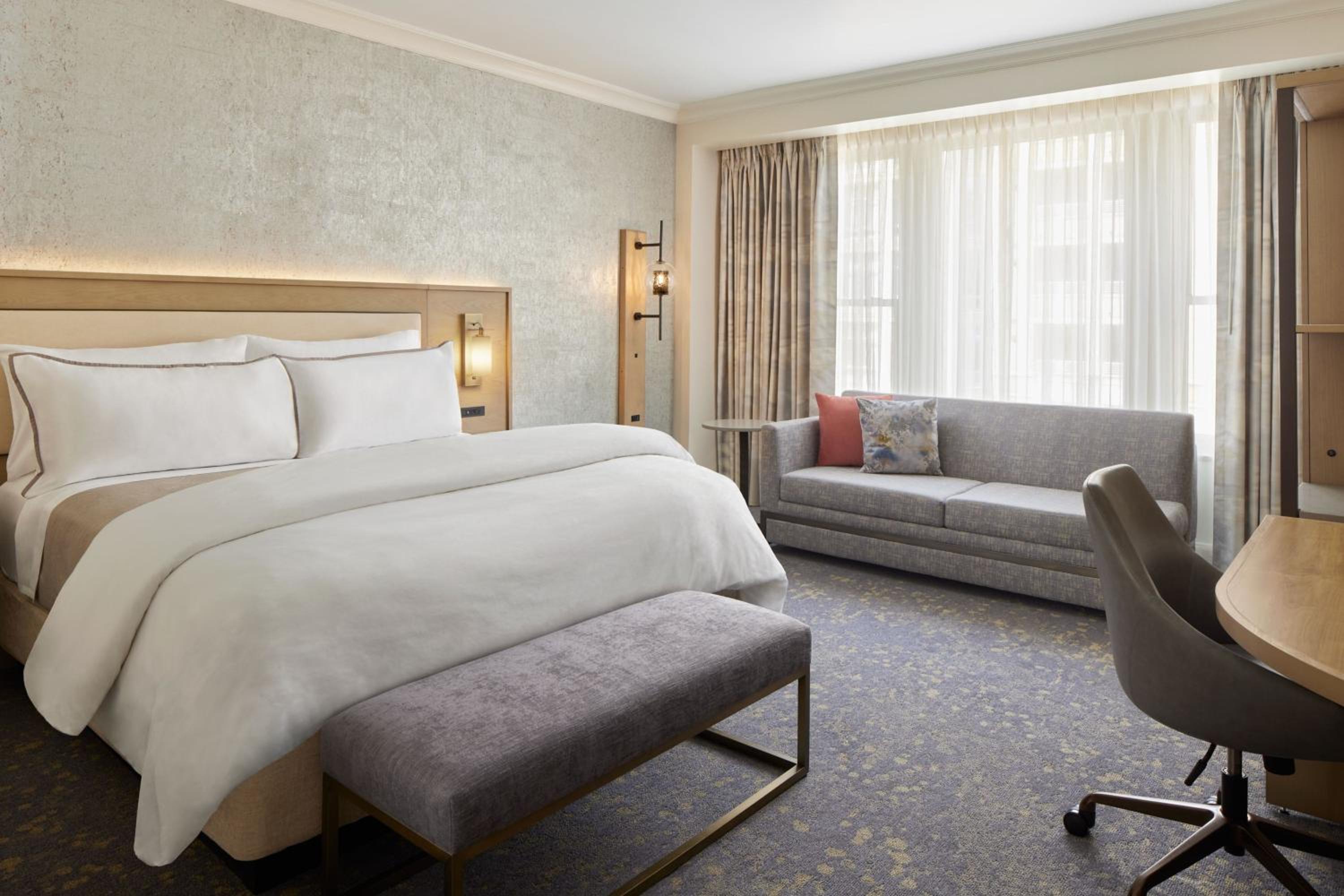 Deluxe, Larger Guest room, 1 King - Photo 2