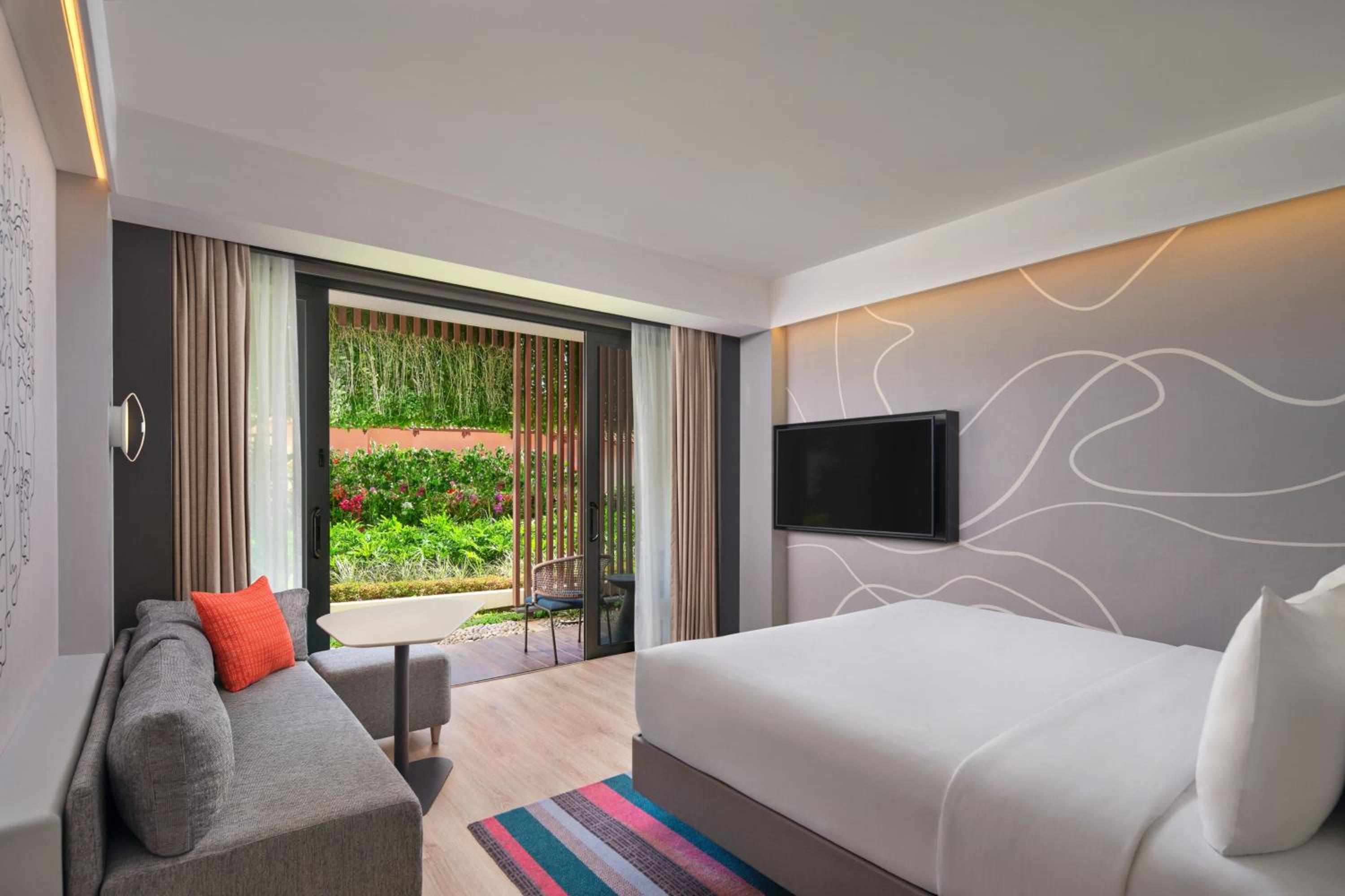 Aloft Garden View, 1 King Bed (maximum capacity 3 adults)