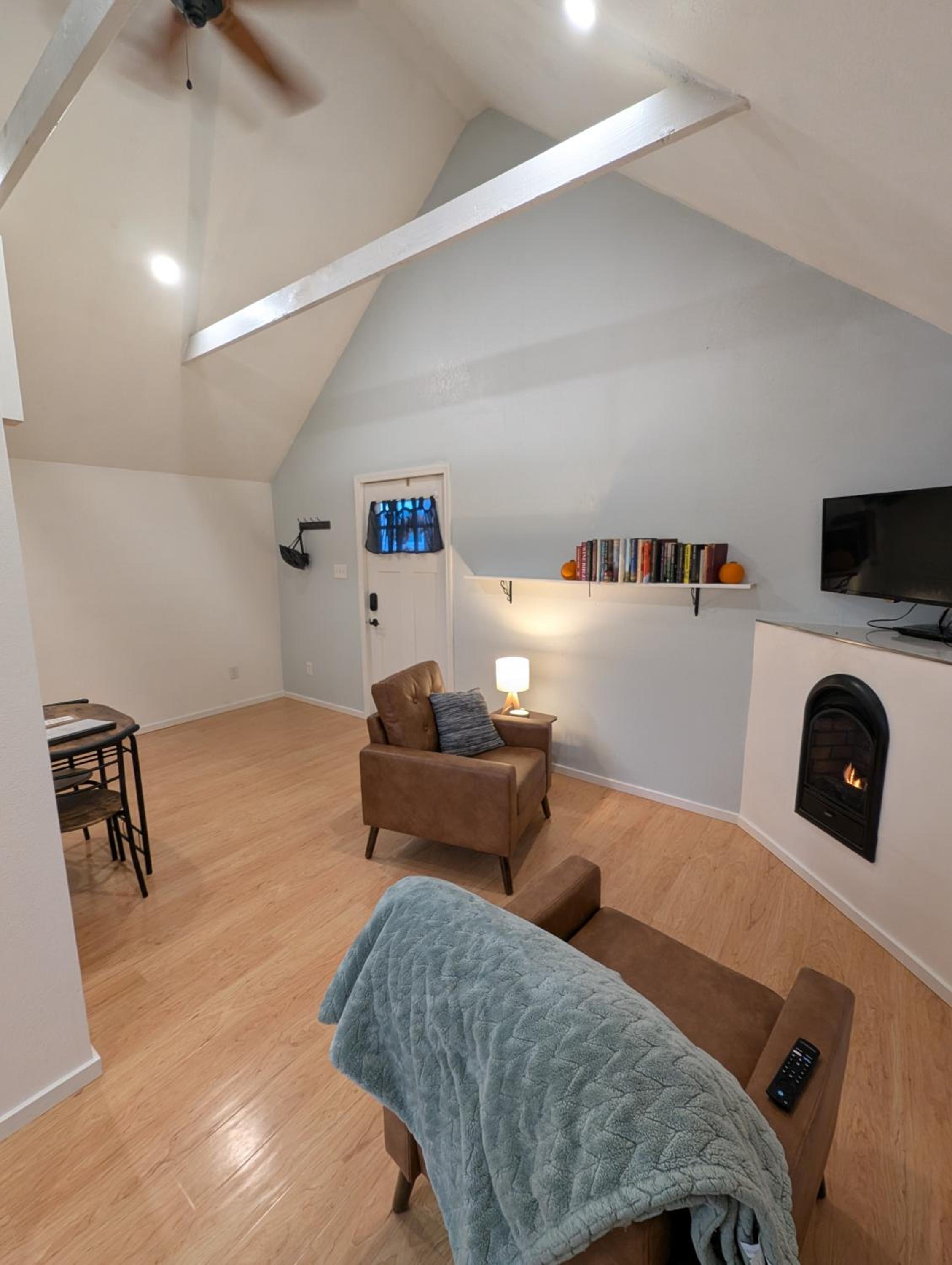 One-Bedroom Apartment photo 1
