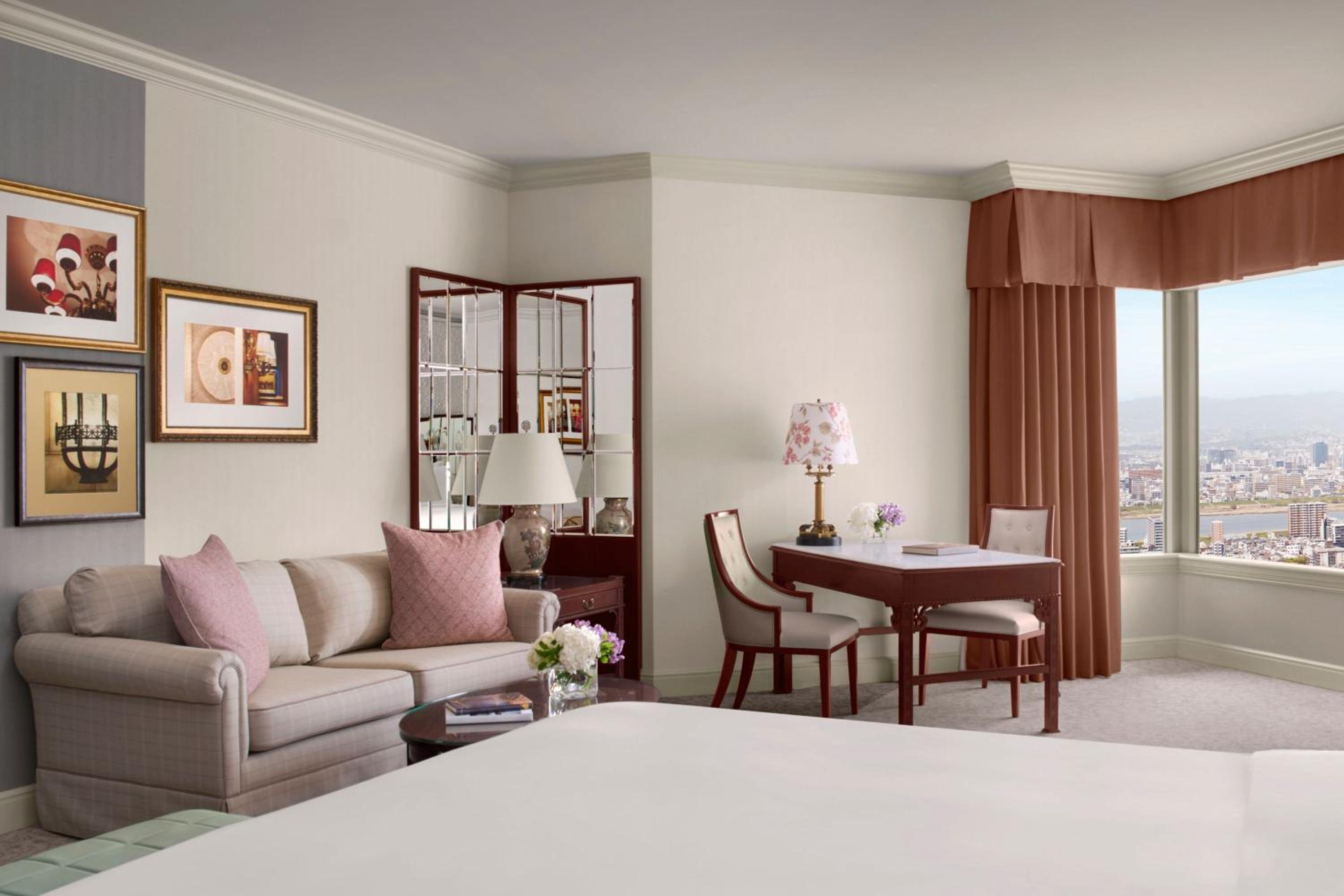 Junior Suite, Guest room, 1 King, City view, Corner room
