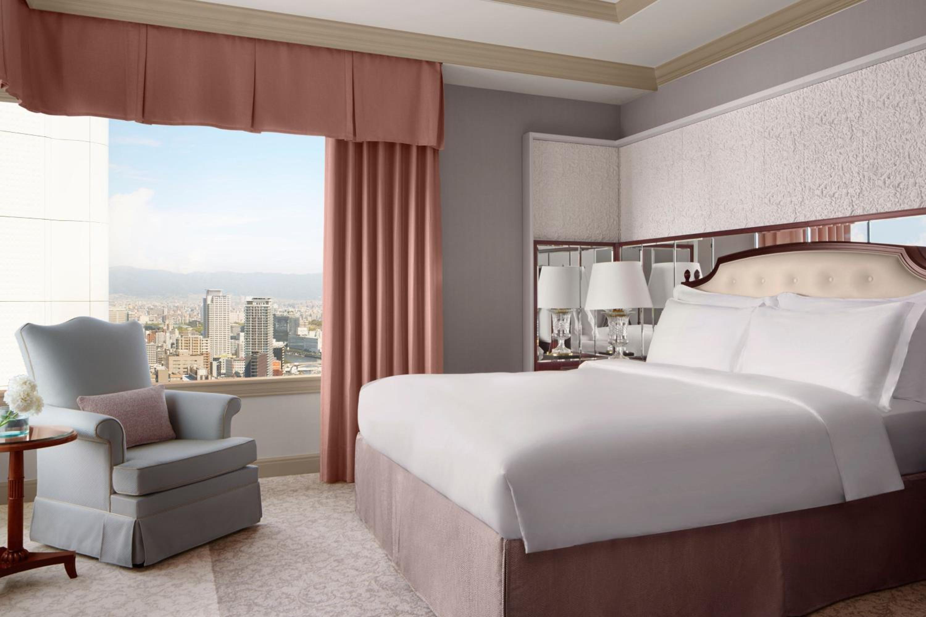 Executive Suite, Executive Suite, City view - Photo 2