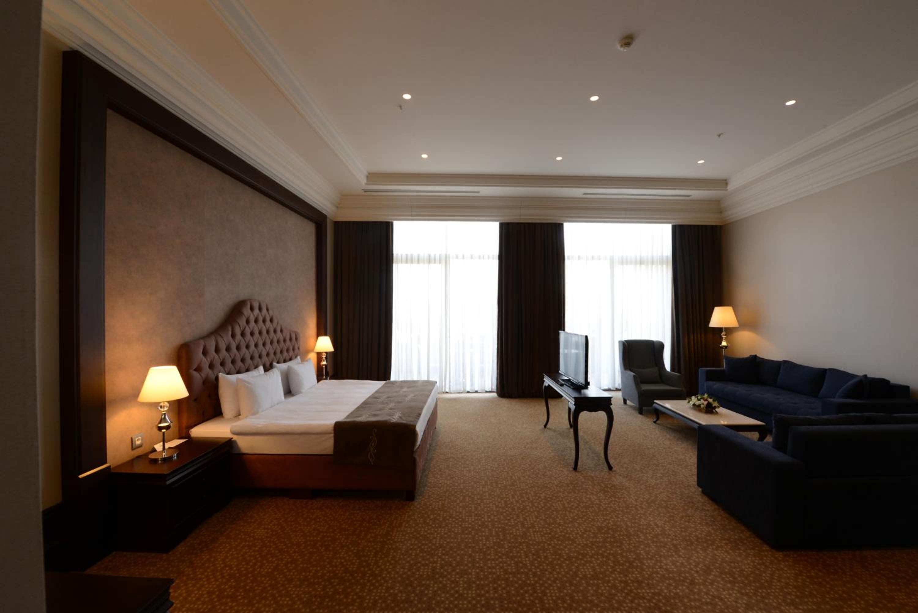 Honeymoon Suite