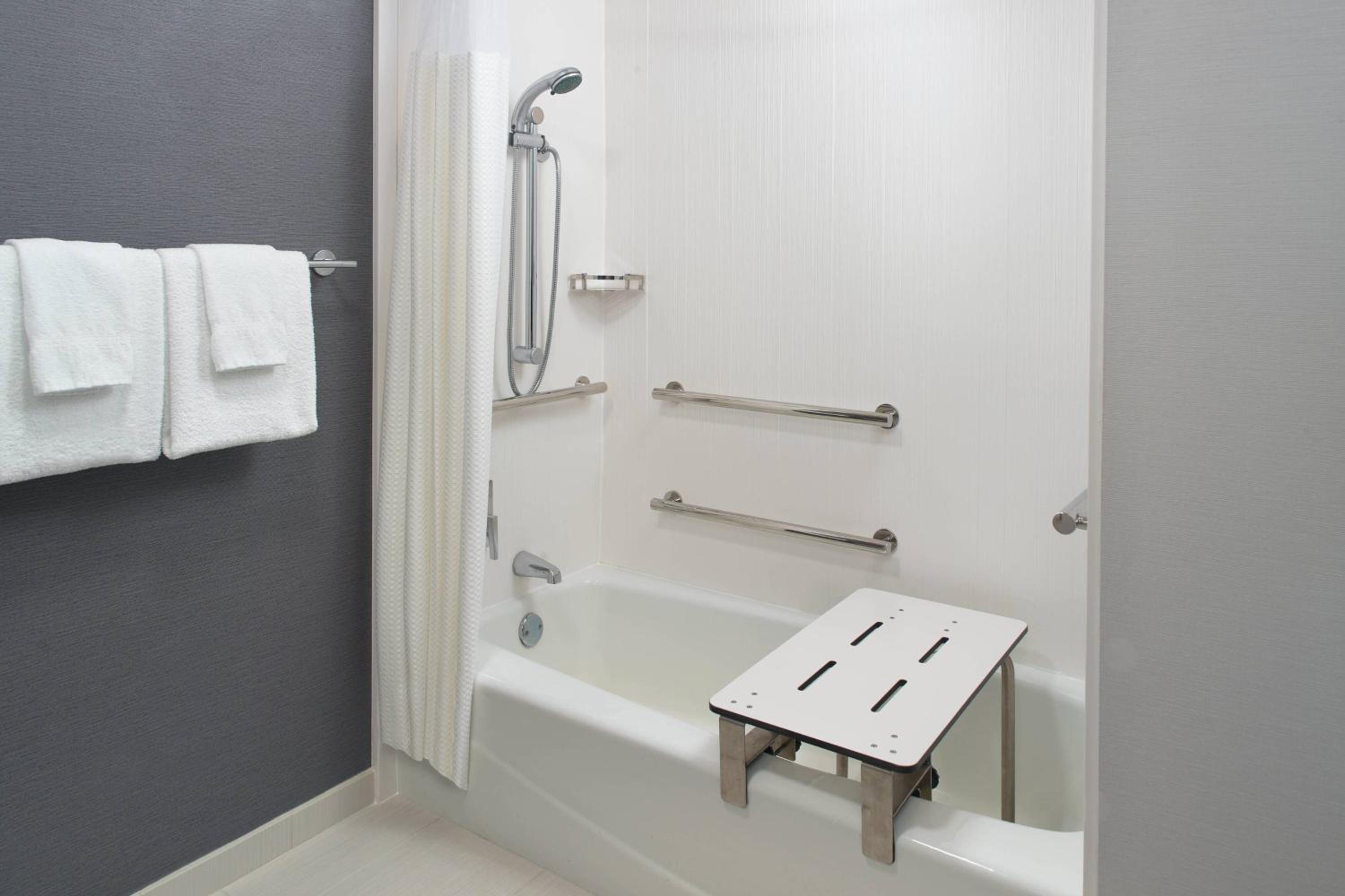 King Room with Sofa Bed and Adapted Tub - Mobility Accessible - Photo 4