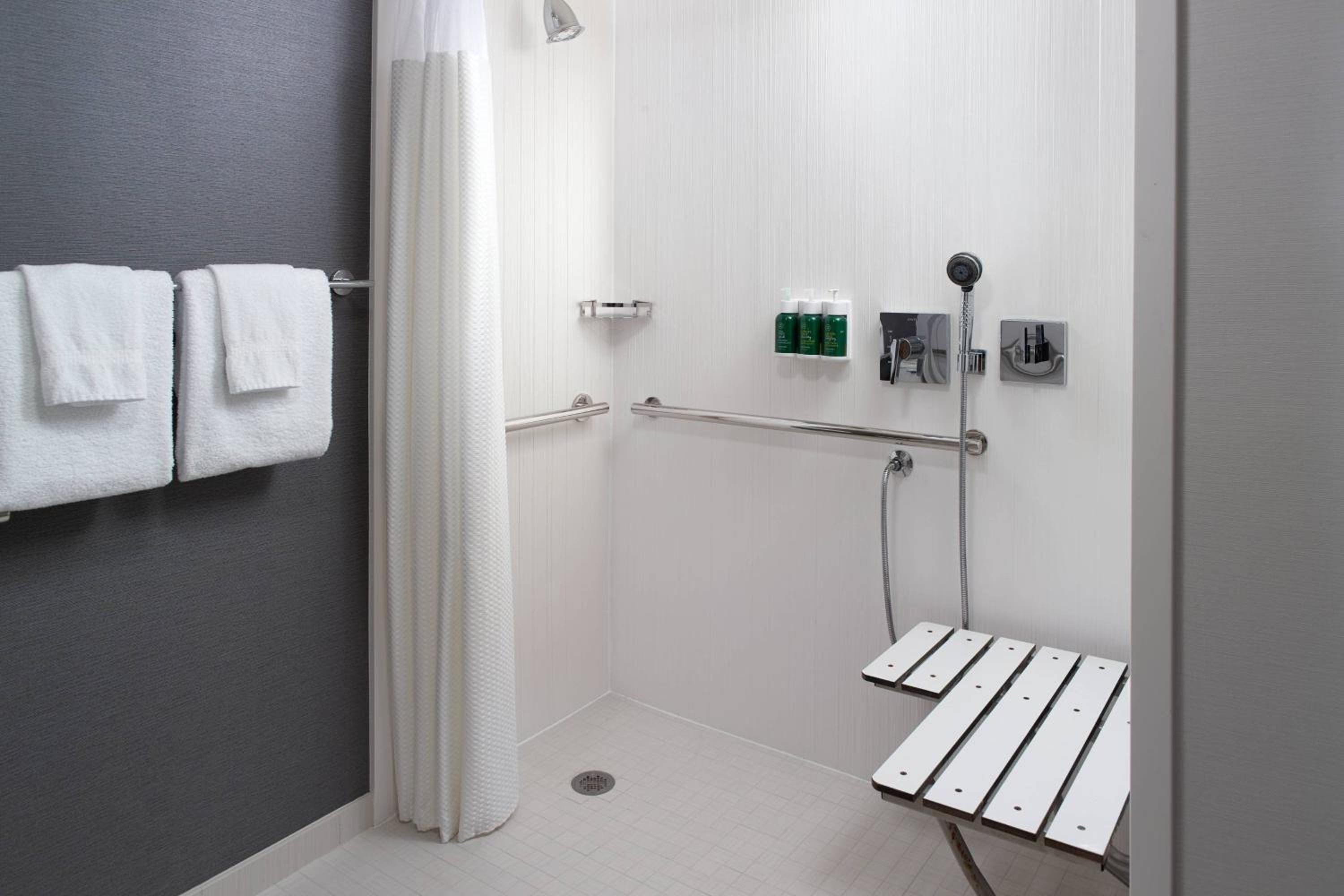 One-Bedroom King Suite with Sofa Bed and Adapted Tub - Mobility Accessible