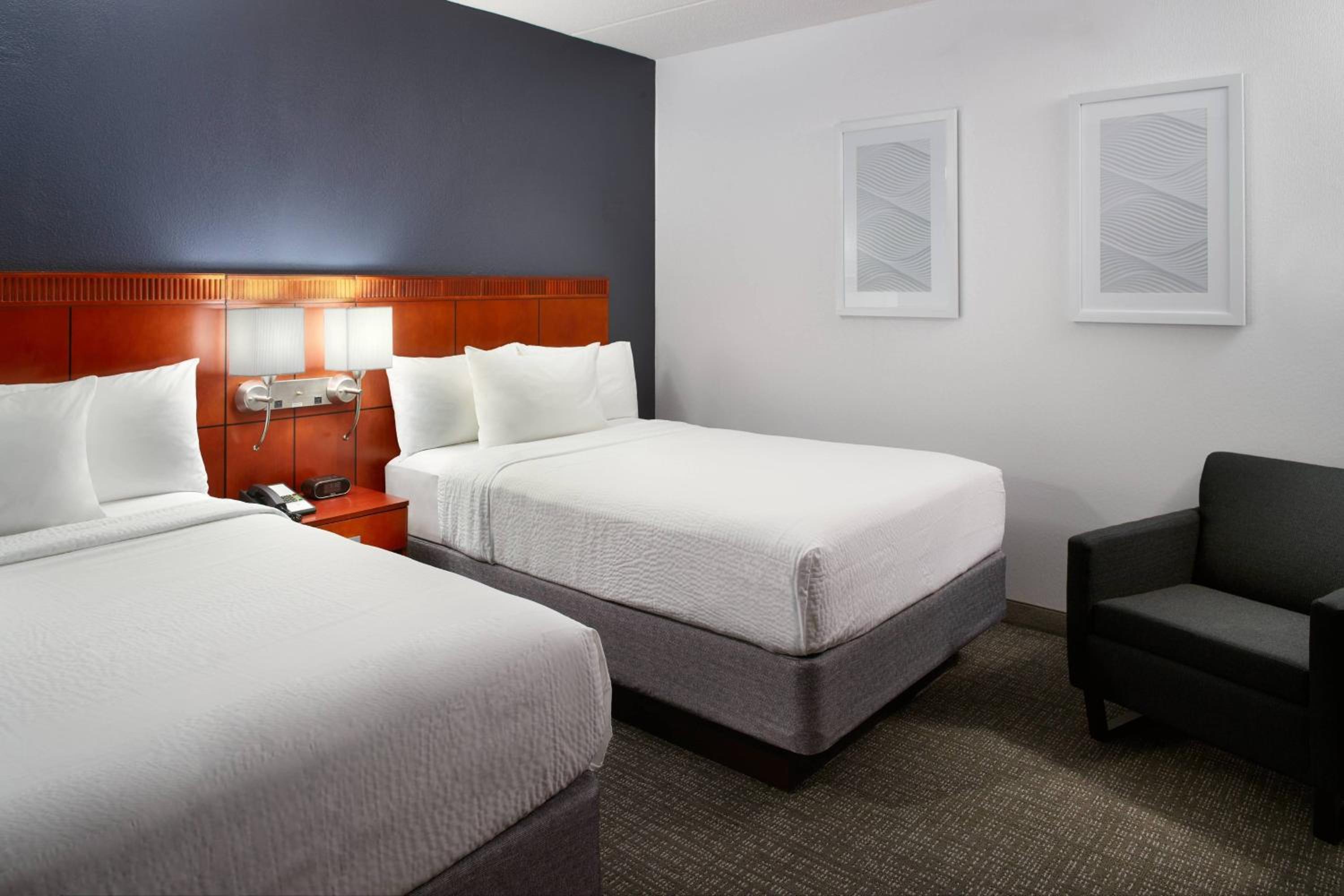 Suite with Two Double Beds and Sofa Bed - Photo 3