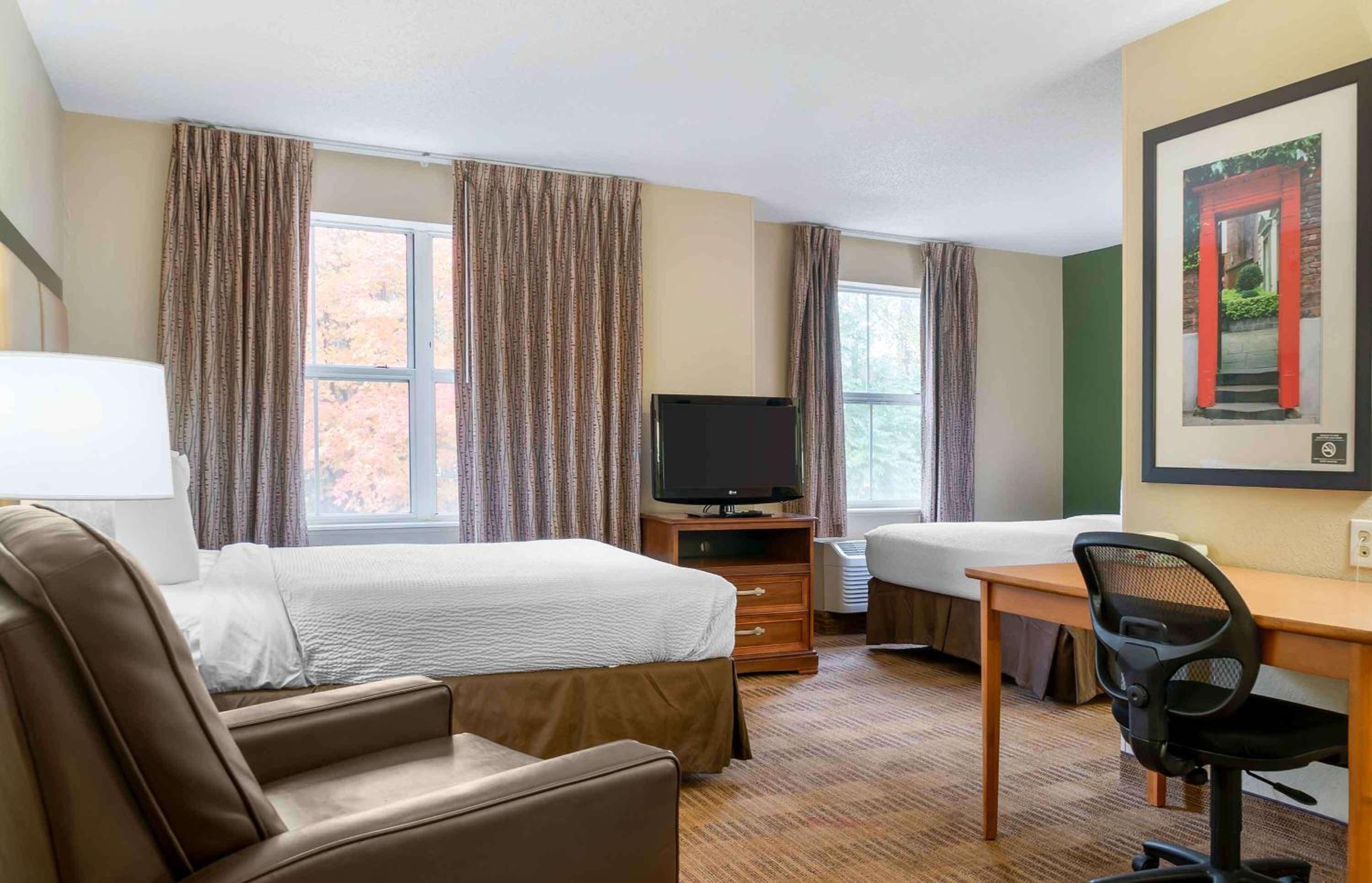 Studio with Two Queen Beds - Non-Smoking - Photo 7