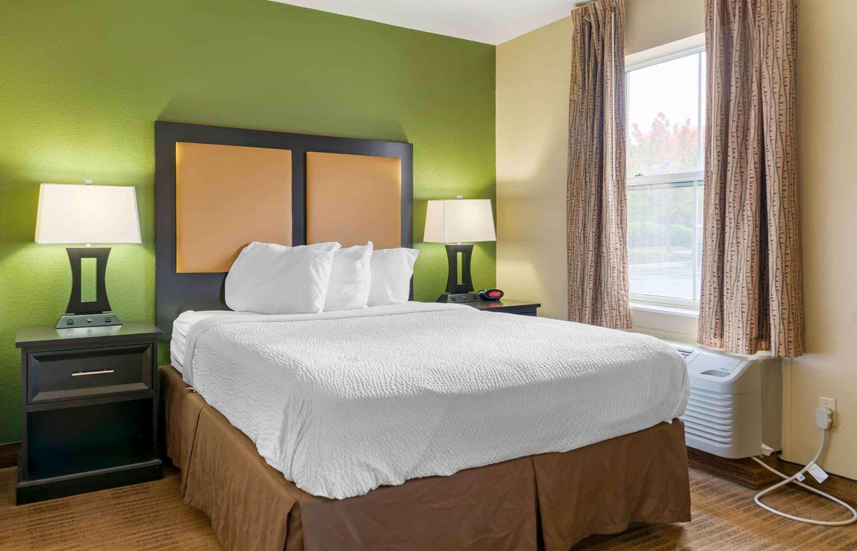 Deluxe Studio with 1 Queen Bed - Non-Smoking - Photo 1