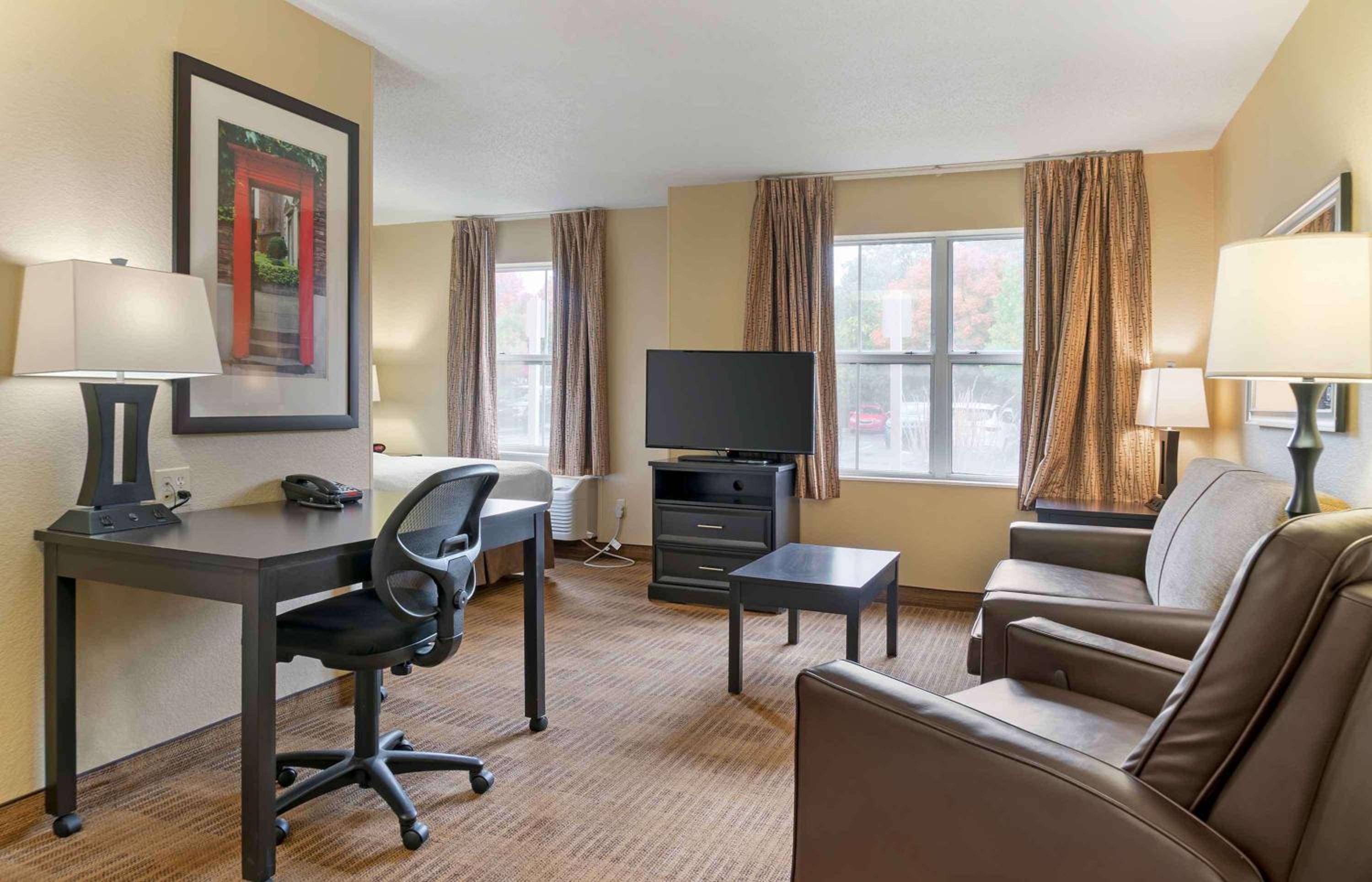 Deluxe Studio with 1 Queen Bed - Non-Smoking - Photo 3