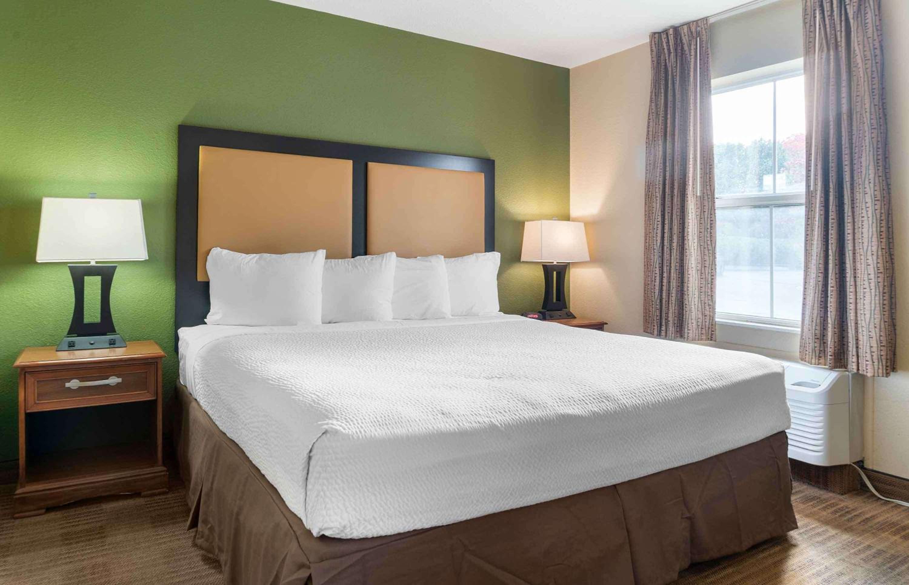 Deluxe Studio with 1 King Bed - Non-Smoking photo 1